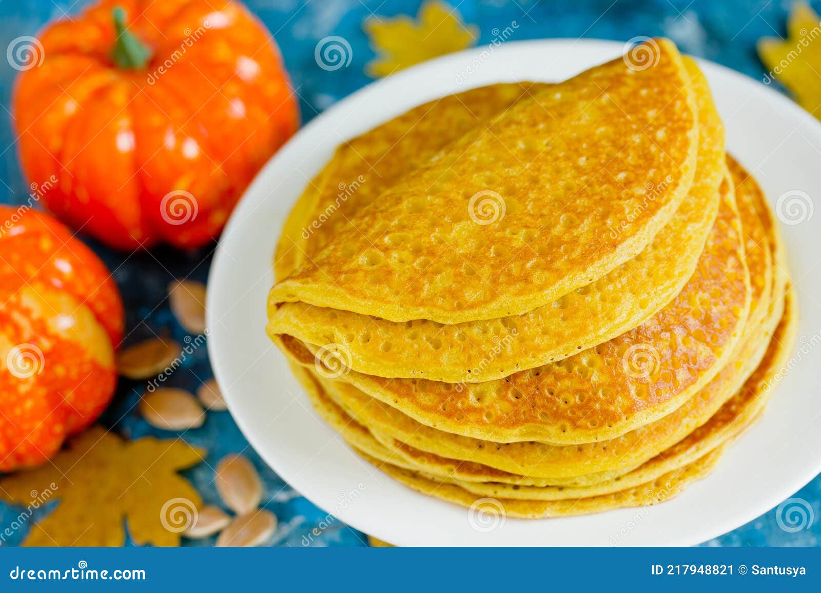 Mucchio Di Deliziose Frittelle Di Zucca Su Una Piastra Bianca