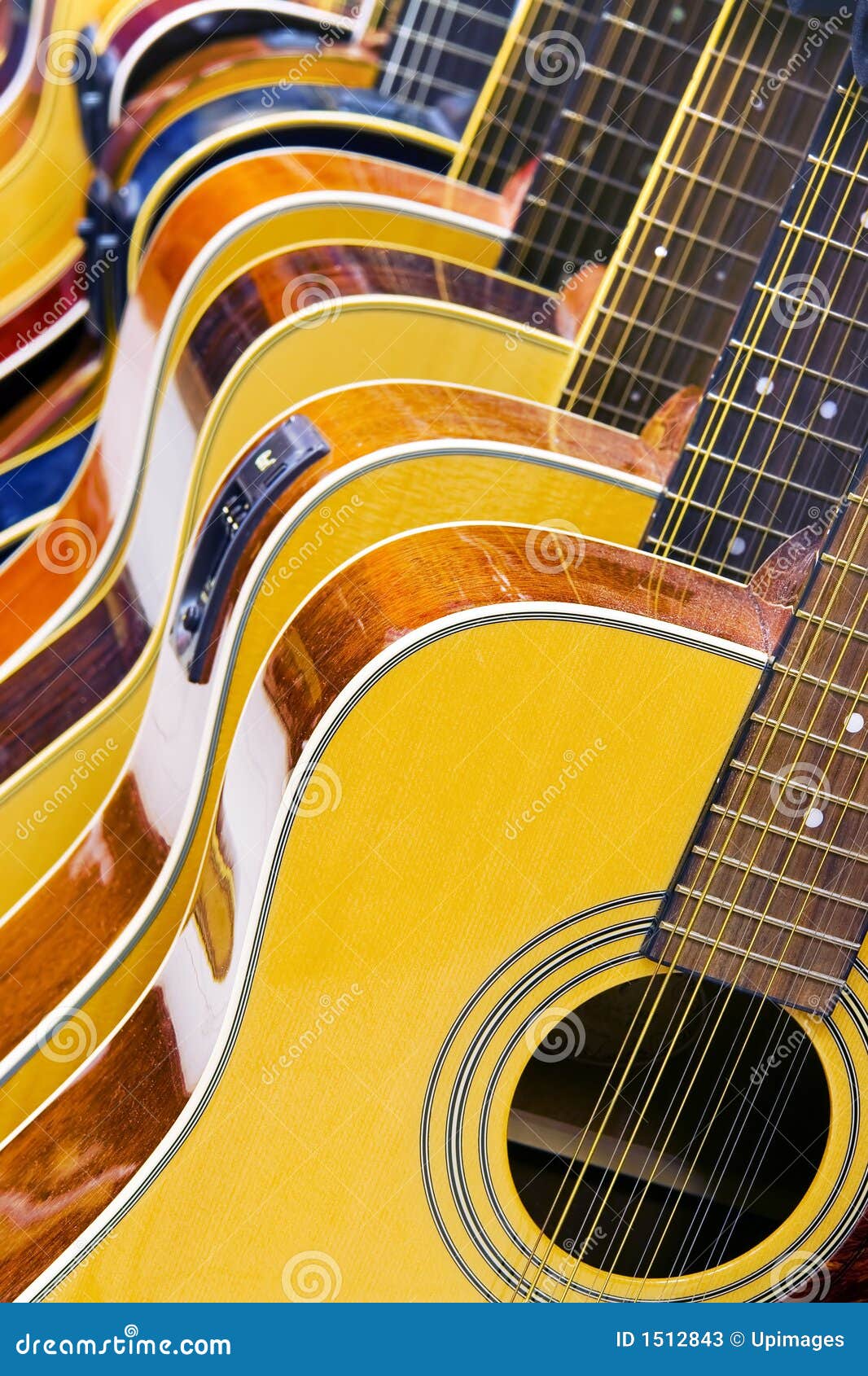 Mucha música. 10 diversas guitarras acústicas en una fila