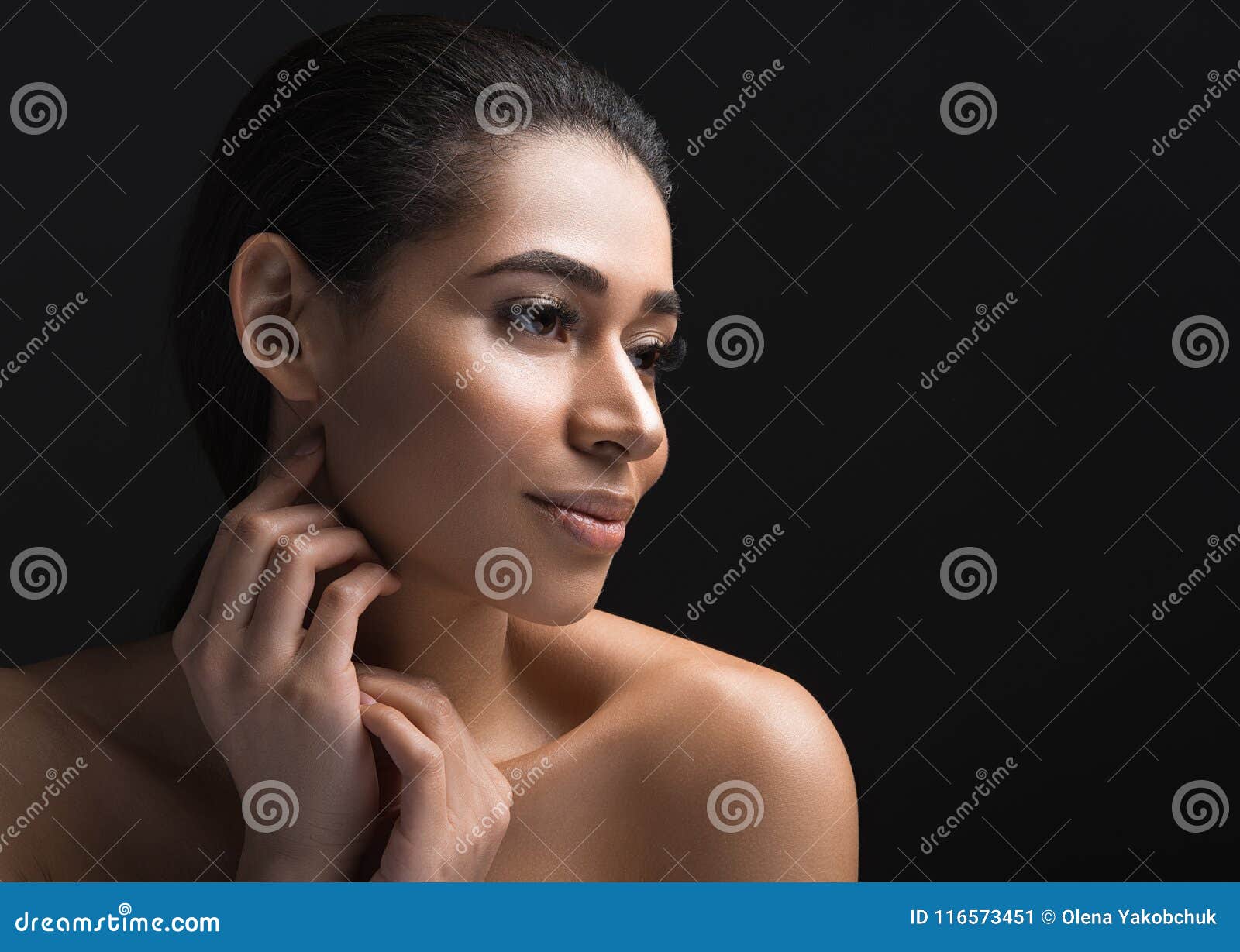 https://thumbs.dreamstime.com/z/muchacha-africana-que-toca-su-derma-suave-116573451.jpg