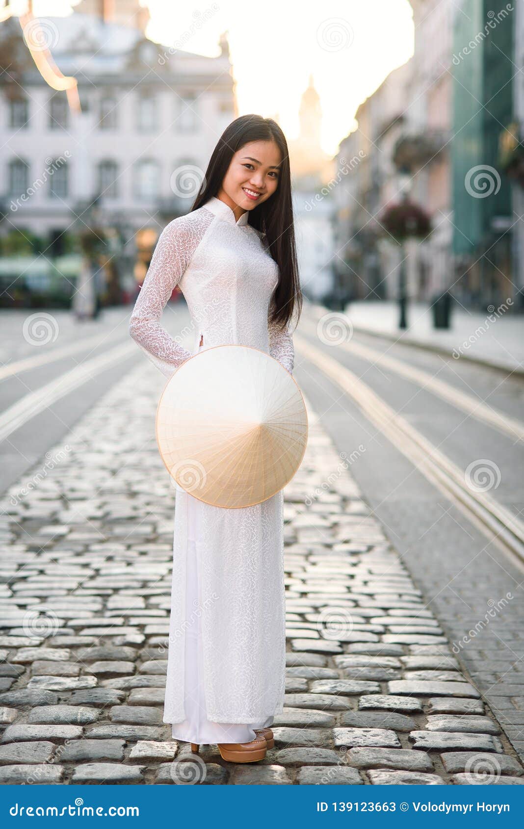 Muchacha Asiática Joven Hermosa En Vestido Blanco Tradicional Nacional Del Ao Dai Con Del Sombrero El La Cónico Vietnamita No, so Imagen de archivo - Imagen de naturalizado, vietnamita: 139123663 Muchacha Asiática Joven Hermosa En Vestido Blanco Tradicional Nacional Del Ao Dai Con Del Sombrero El La Cónico Vietnamita No, so Imagen de archivo - Imagen de naturalizado, vietnamita: 139123663