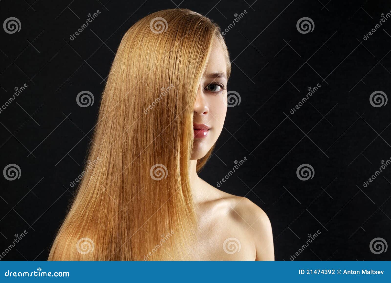 Muchacha atractiva con el pelo hermoso, recto en un fondo oscuro