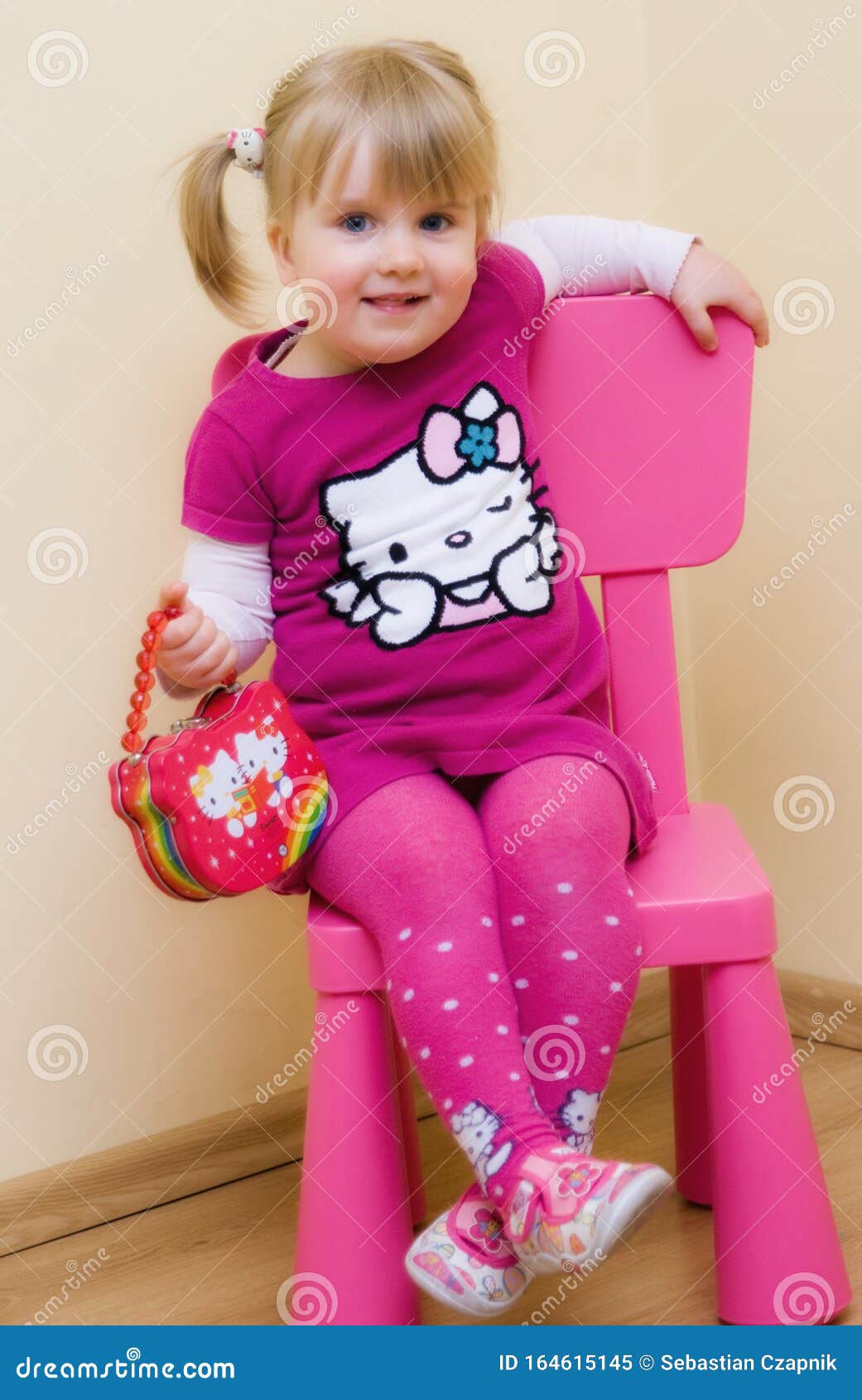 Muchacha Blanca Caucásica Con Traje Hello Kitty Imagen editorial - Imagen  de polonia, sentada: 164615145