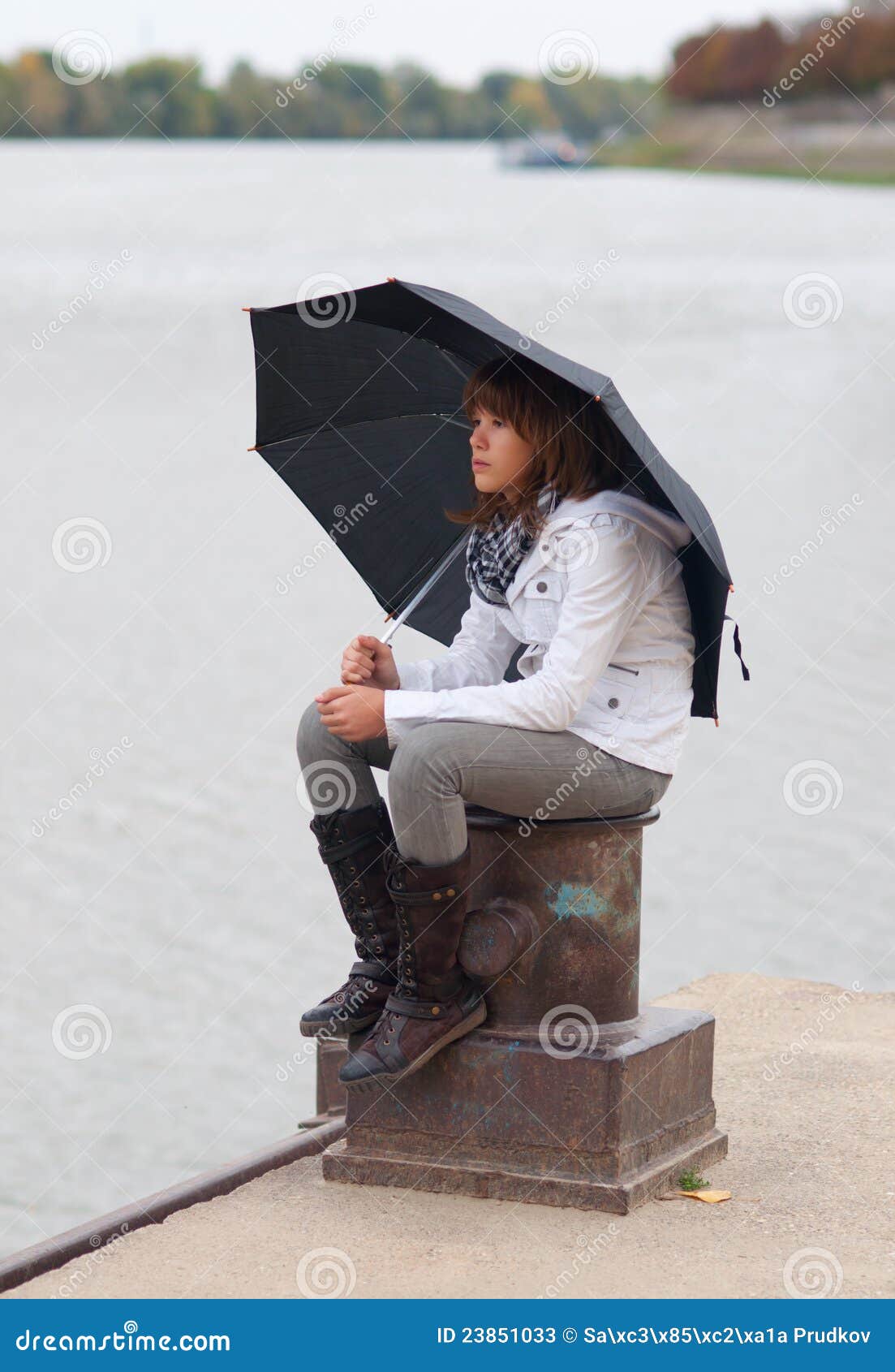 Зонтик сидит. Девушка с зонтиком сидит. Сидит с зонтом. Человек сидит под зонтом. Под зонтиком сидит девушка.