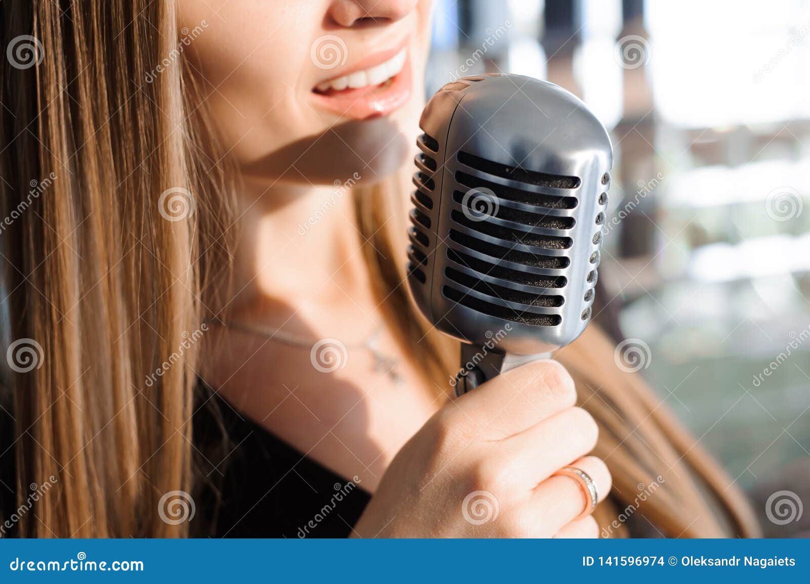 Muchacha Cantante Hermosa Mujer De La Belleza Con El Micrófono Encanto  Singer Modelo Canción Del Karaoke Foto de archivo - Imagen de negro, rojo:  141596974