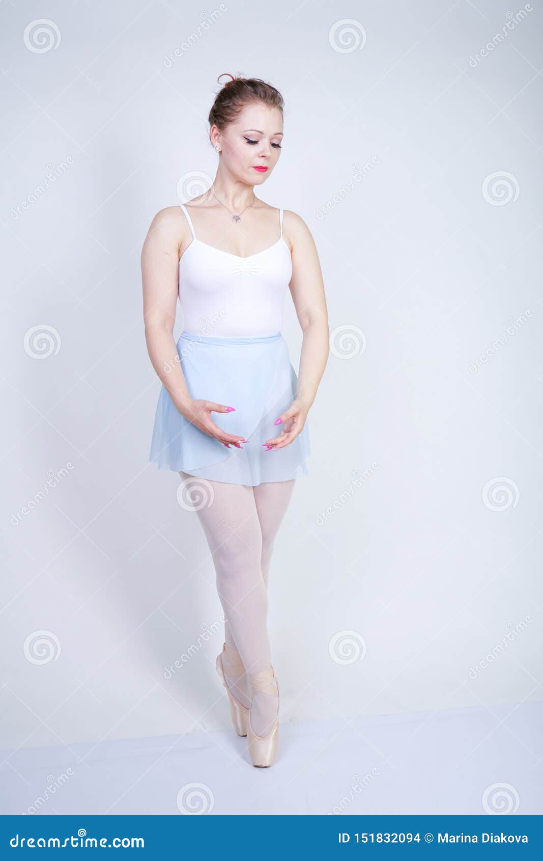 Muchacha Caucásica Linda En Ropa Del Ballet Que Aprende Ser Una Bailarina En Un Fondo Blanco En El Estudio Sueños De La Mujer Jov de archivo - Imagen de danza, fondo: