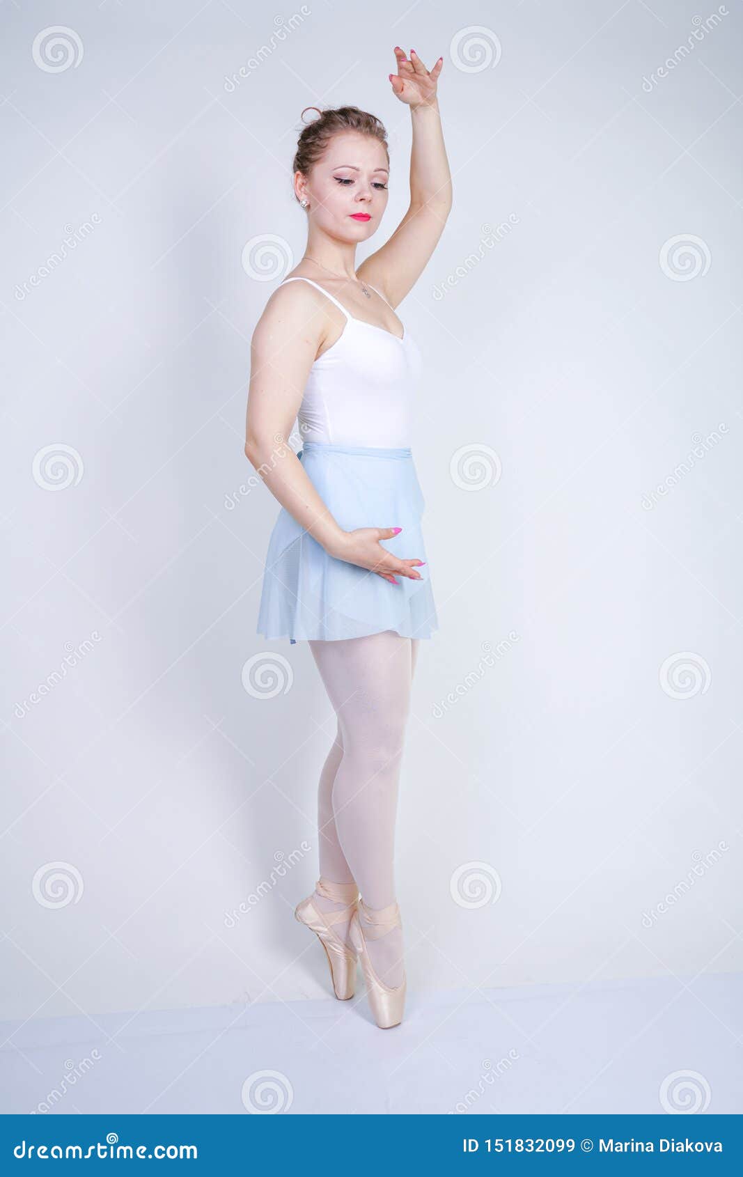 Muchacha Caucásica Linda En Del Ballet Que Aprende Ser Una Bailarina En Un Fondo Blanco En El Sueños De La Mujer Jov Imagen de archivo - Imagen de hada: