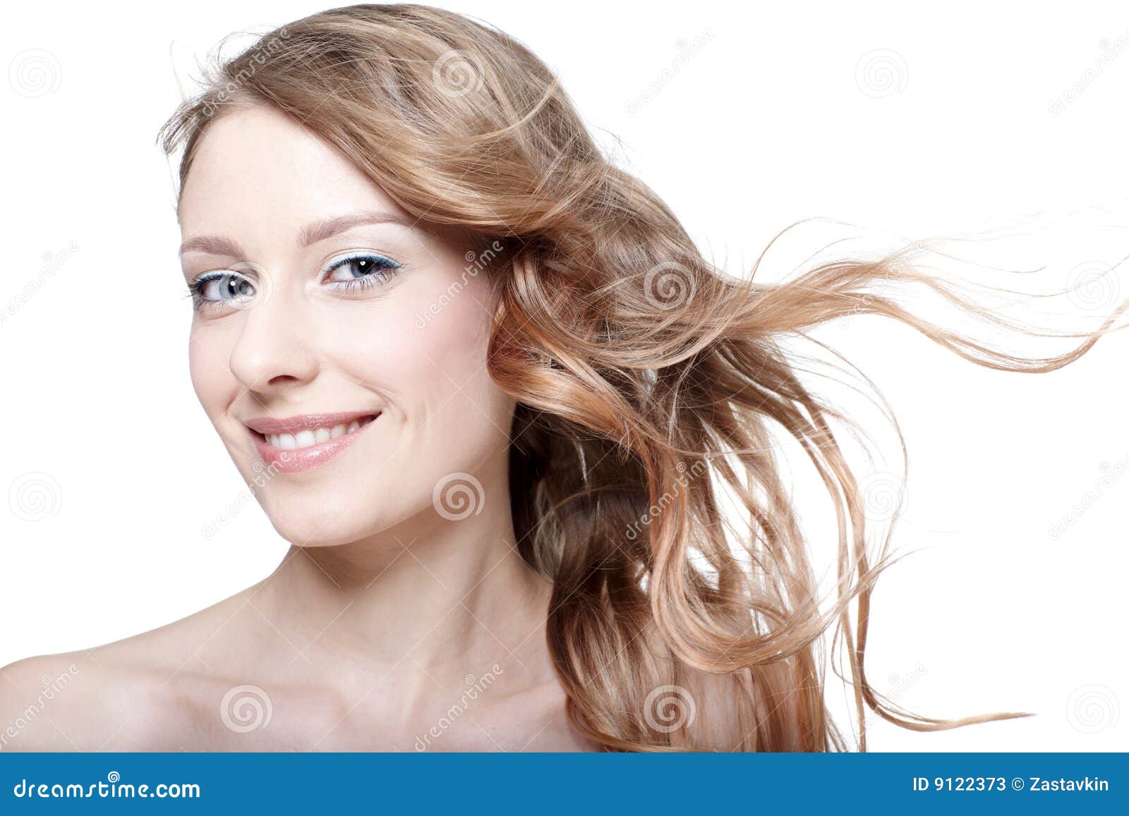 Muchacha con el pelo que agita. Retrato de la presentación modelo de la muchacha hermosa en blanco y su alboroto del pelo