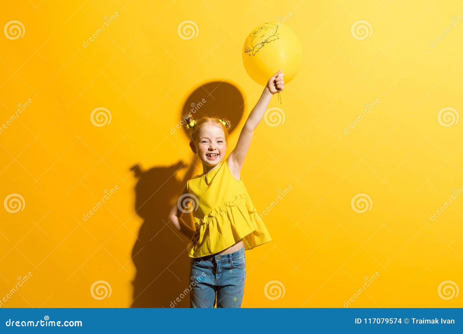 Включи желтая девочка. Дети на желтом фоне. Девочка на желтом фоне. Веселые дети на желтом фоне. Ребёнок в жёлтом.