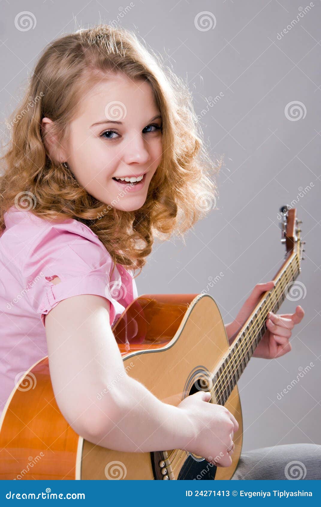 Muchacha con la guitarra. Muchacha adolescente a aprender tocar la guitarra