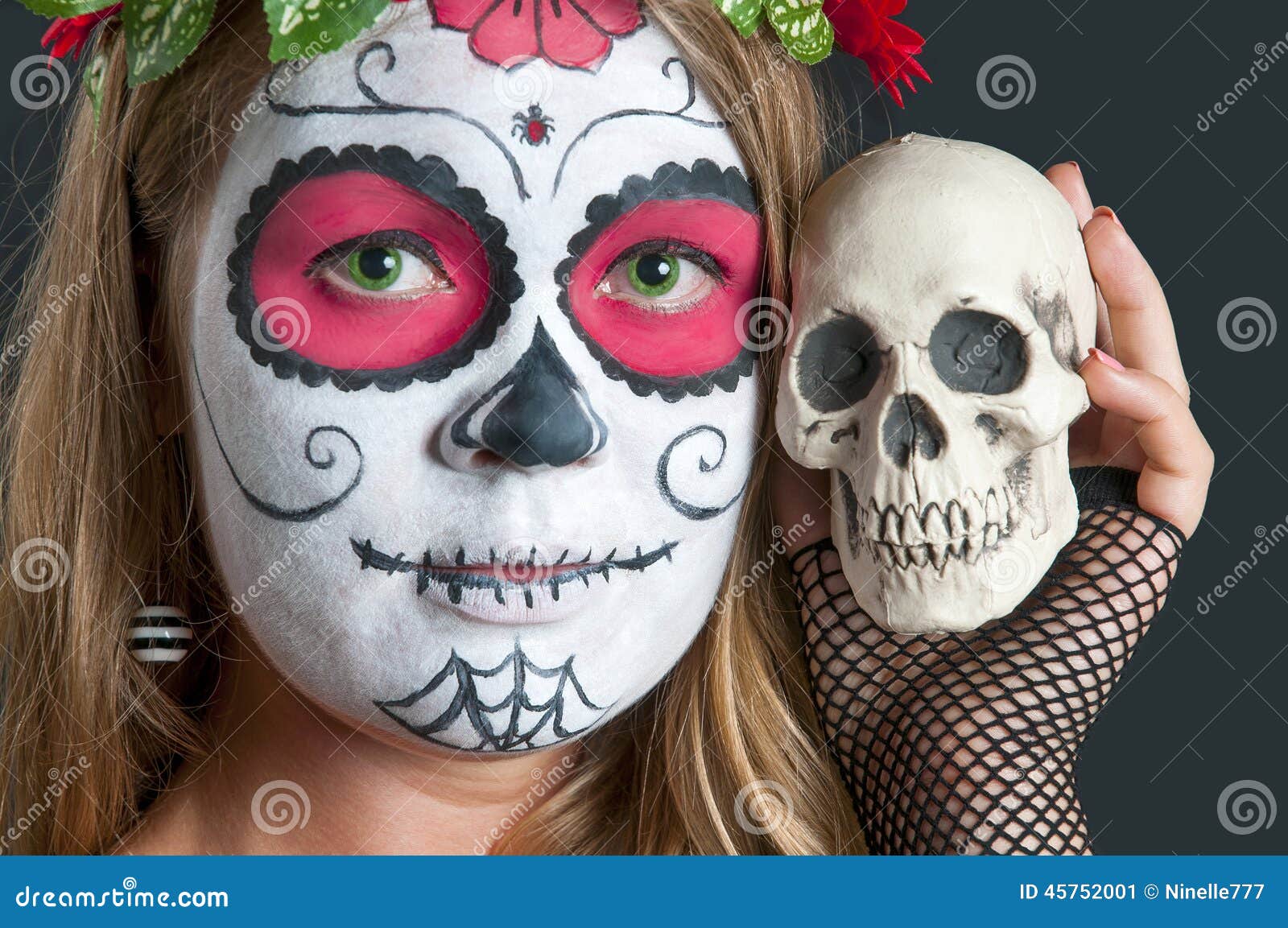 Muchacha Con La Máscara Del Maquillaje De Calavera Mexicana En El Sombrero Imagen de archivo - Imagen de mano, méxico: 45752001 Muchacha Con La Máscara Del Maquillaje De Calavera Mexicana En El Sombrero Imagen de archivo - Imagen de mano, méxico: 45752001