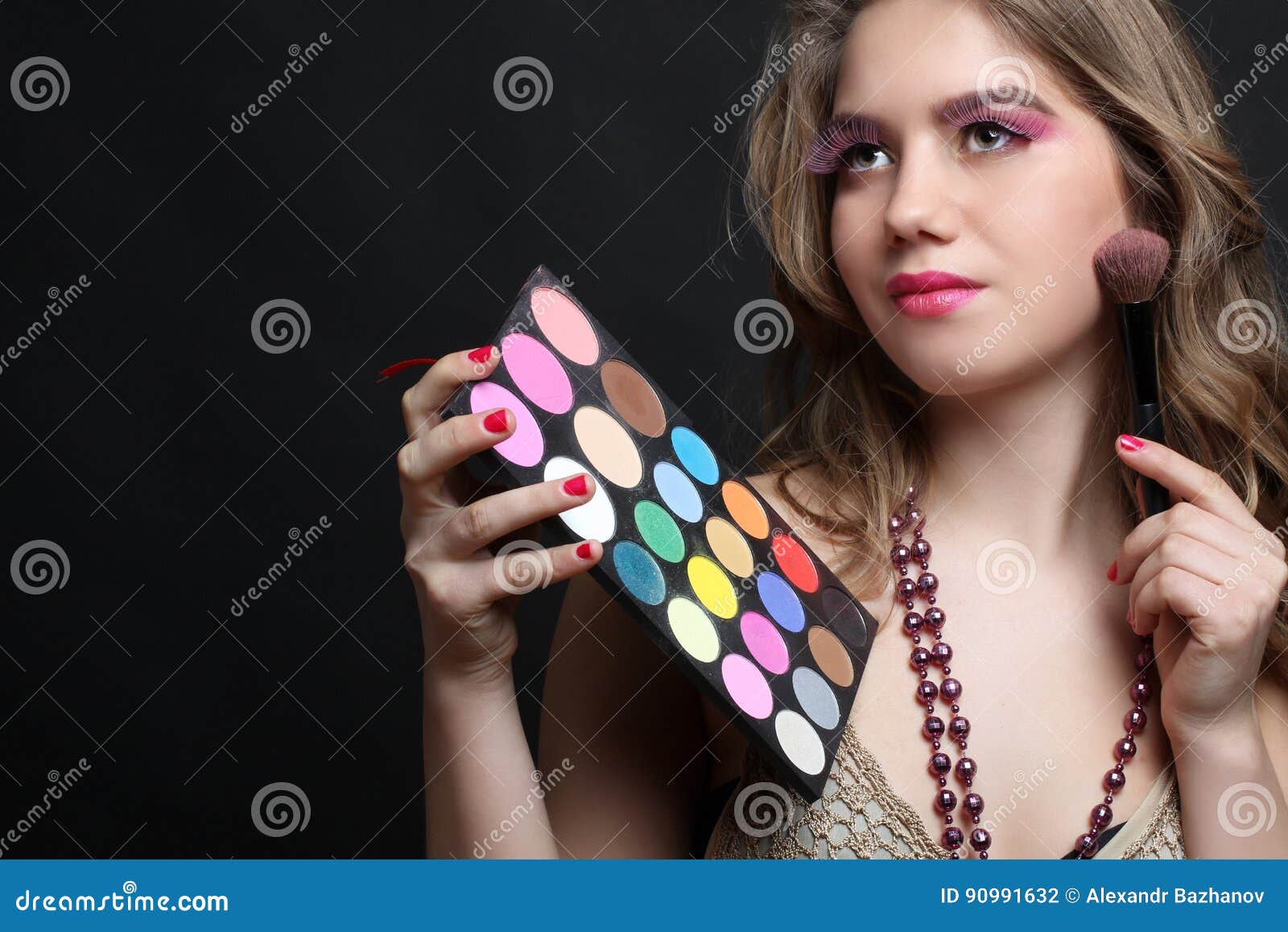 Muchacha Con Una Paleta De Sombras Foto de archivo - Imagen de ahumado