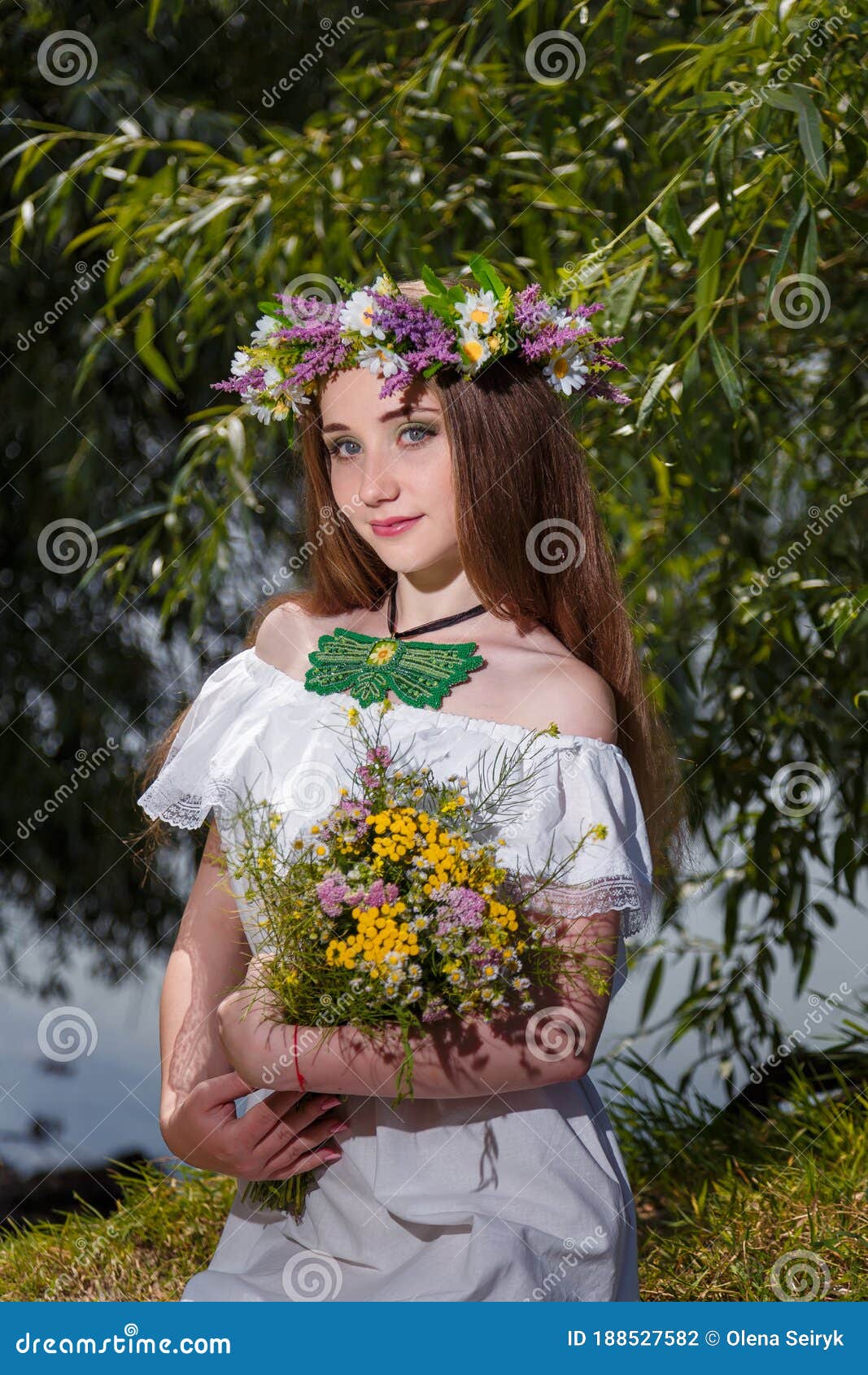 Muchacha Con Vestido Blanco Y Corona De De Campo Ramo Sobre Fondo De Sauce Verde 7 De Julio Fiesta Eslava Tradicional Con Foto de archivo - Imagen de rural: 188527582