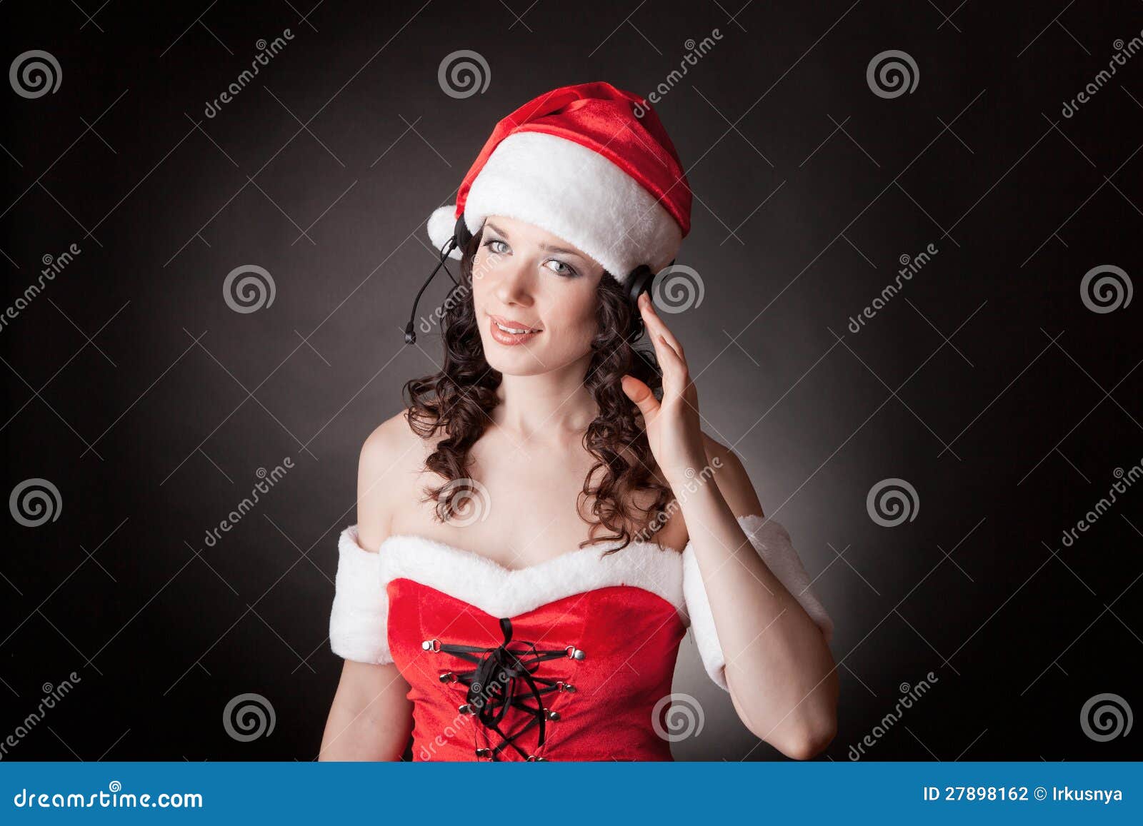 Muchacha de Santa con el receptor de cabeza. La muchacha de Santa habla con el receptor de cabeza en fondo negro.