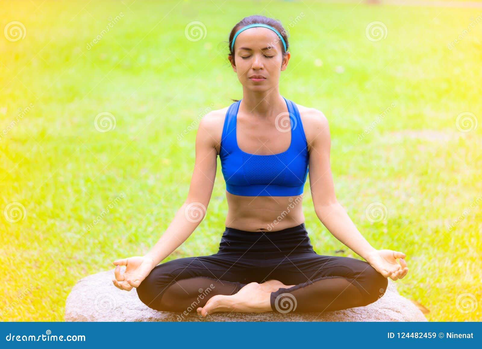 Muchacha Del Atleta Que Tiene Meditacion En El Parque Con Calma Y