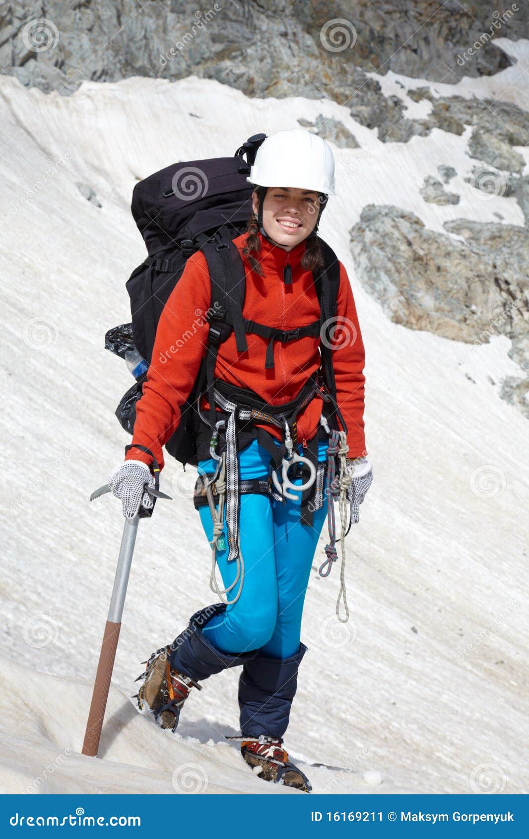 Muchacha del Backpacker con el hielo-hacha en montañas