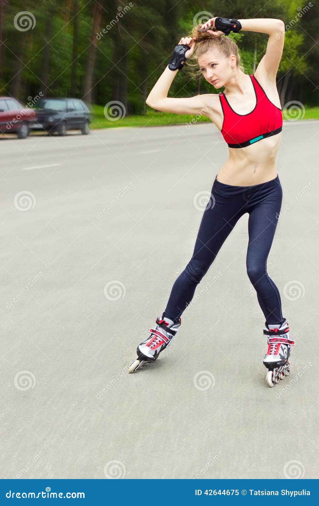 Muchacha Del Patín De Ruedas En El Parque Rollerblading En Patines En Línea  Mujer China De La Raza Mixta/caucásica Asiática En Ac Foto de archivo -  Imagen de casco, rodillo: 42644474