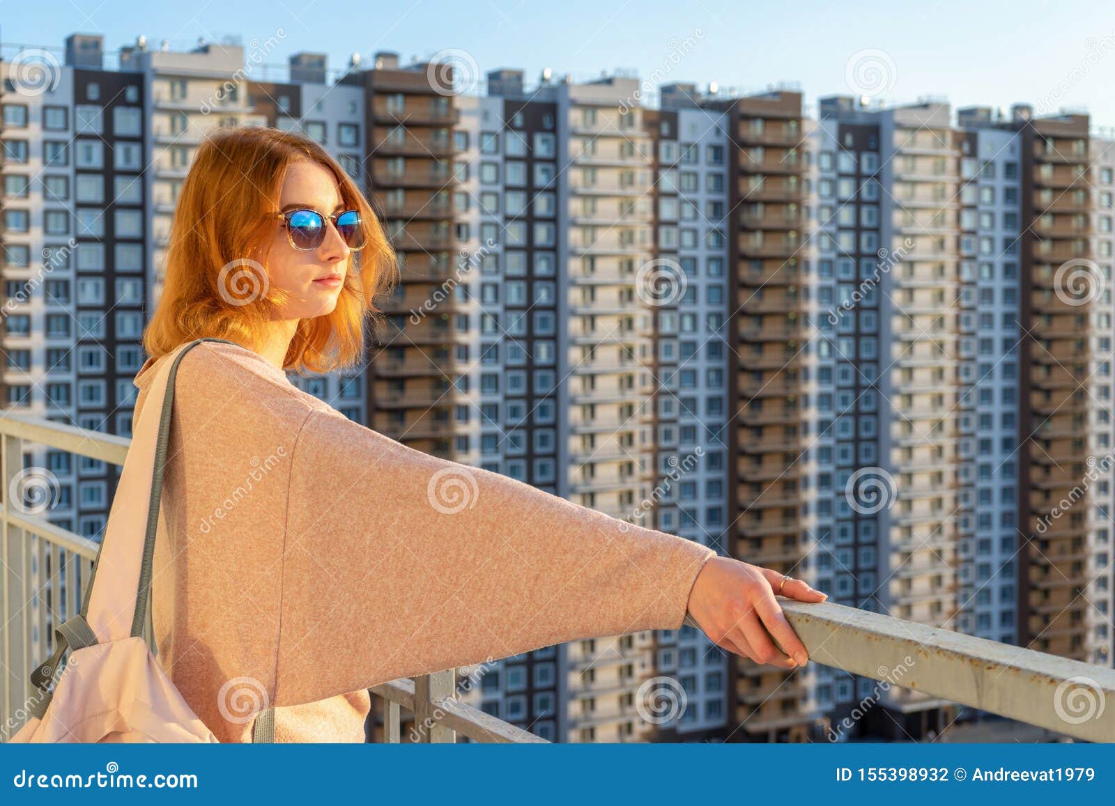Muchacha Del Pelirrojo Del Tween En El Jersey Los Vaqueros Y Las Gafas De Sol Colocandose En Balcon Contra El Edificio Residenci Foto De Archivo Imagen De Lindo Modelo Muchacha Del Pelirrojo Del Tween En El Jersey Los Vaqueros Y Las Gafas De Sol Colocandose En Balcon Contra El Edificio Residenci Foto De Archivo Imagen De Lindo Modelo