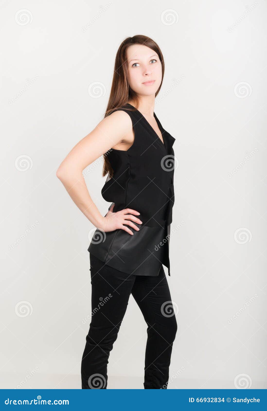 Mujer Joven Delgada Vestida En Pantalones Negros Foto de archivo