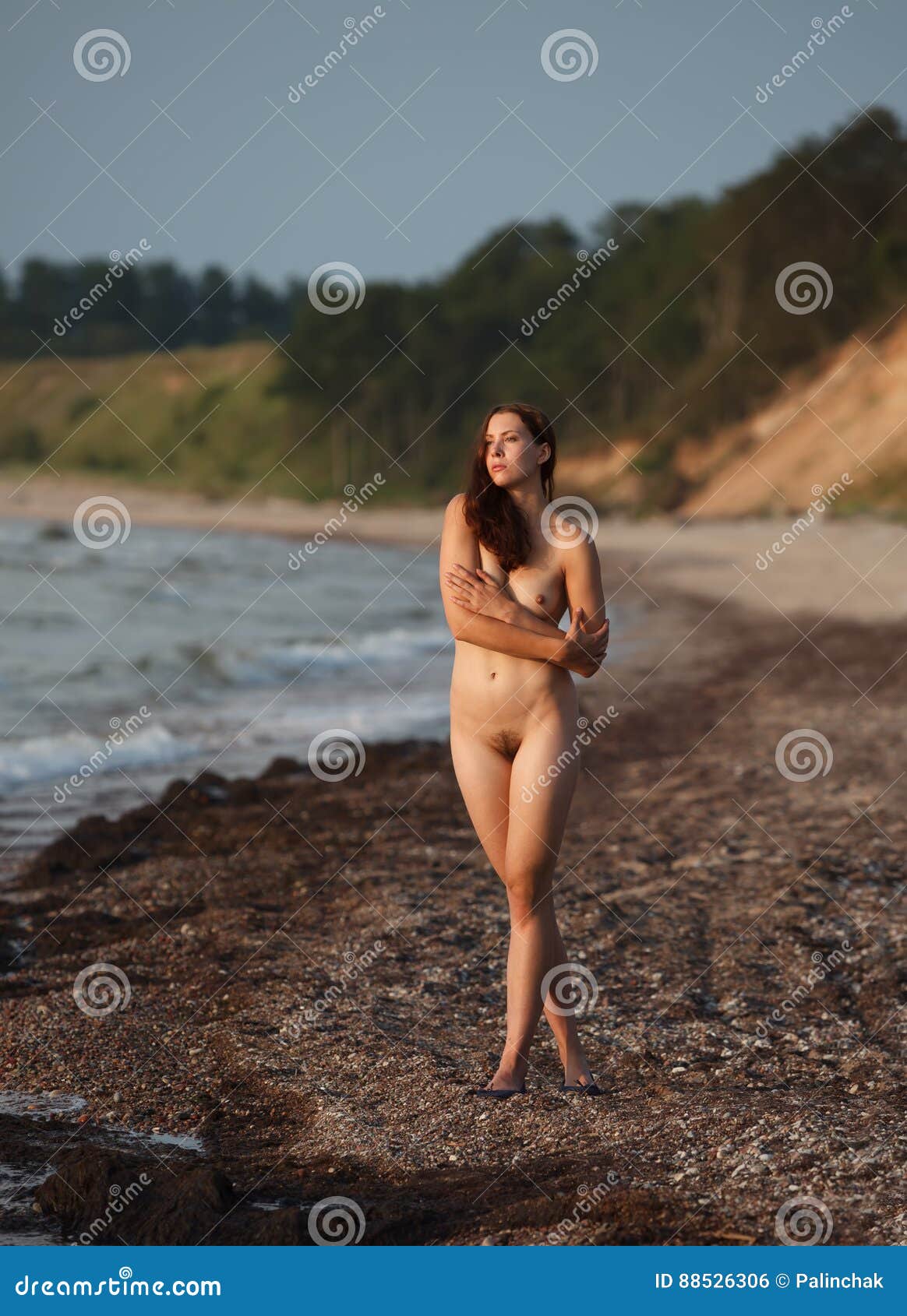 Muchacha desnuda al aire libre que disfruta de la naturaleza Mujer desnuda ...