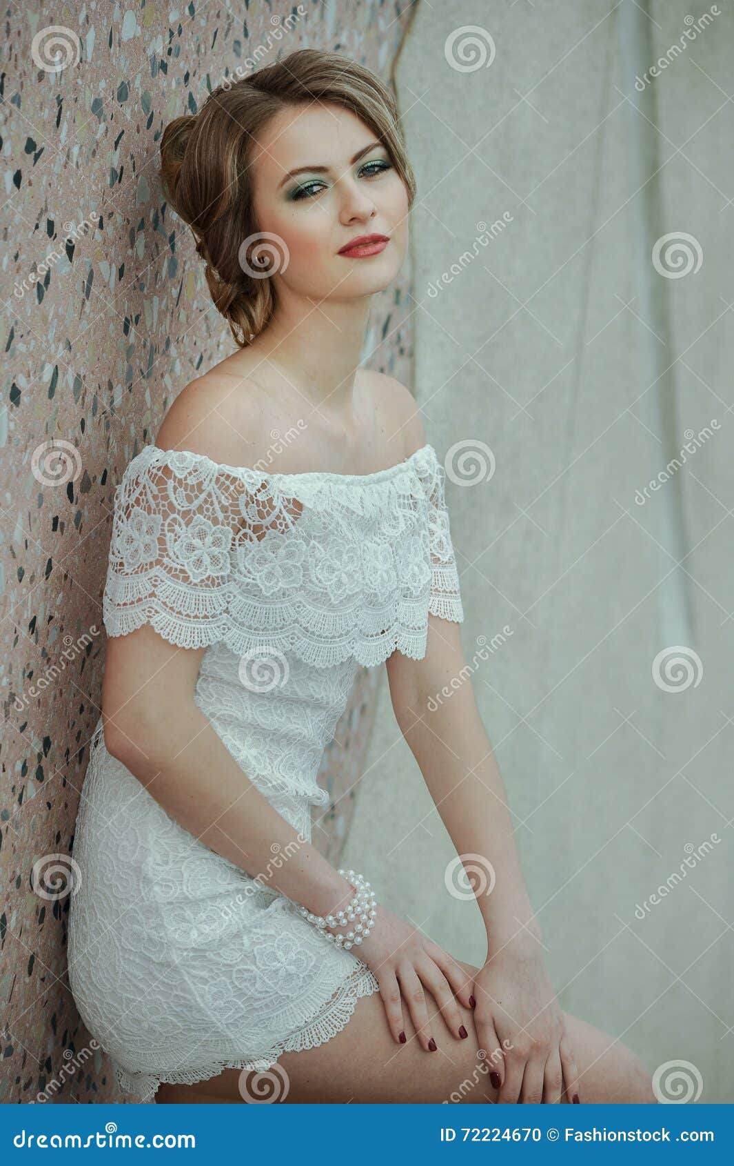 fácil de lastimarse Espantar crítico Muchacha Elegante Hermosa Que Presenta En Vestido Blanco Corto Contra Fondo  De La Pared De Piedra Foto de archivo - Imagen de lifestyle, rubio: 72224670