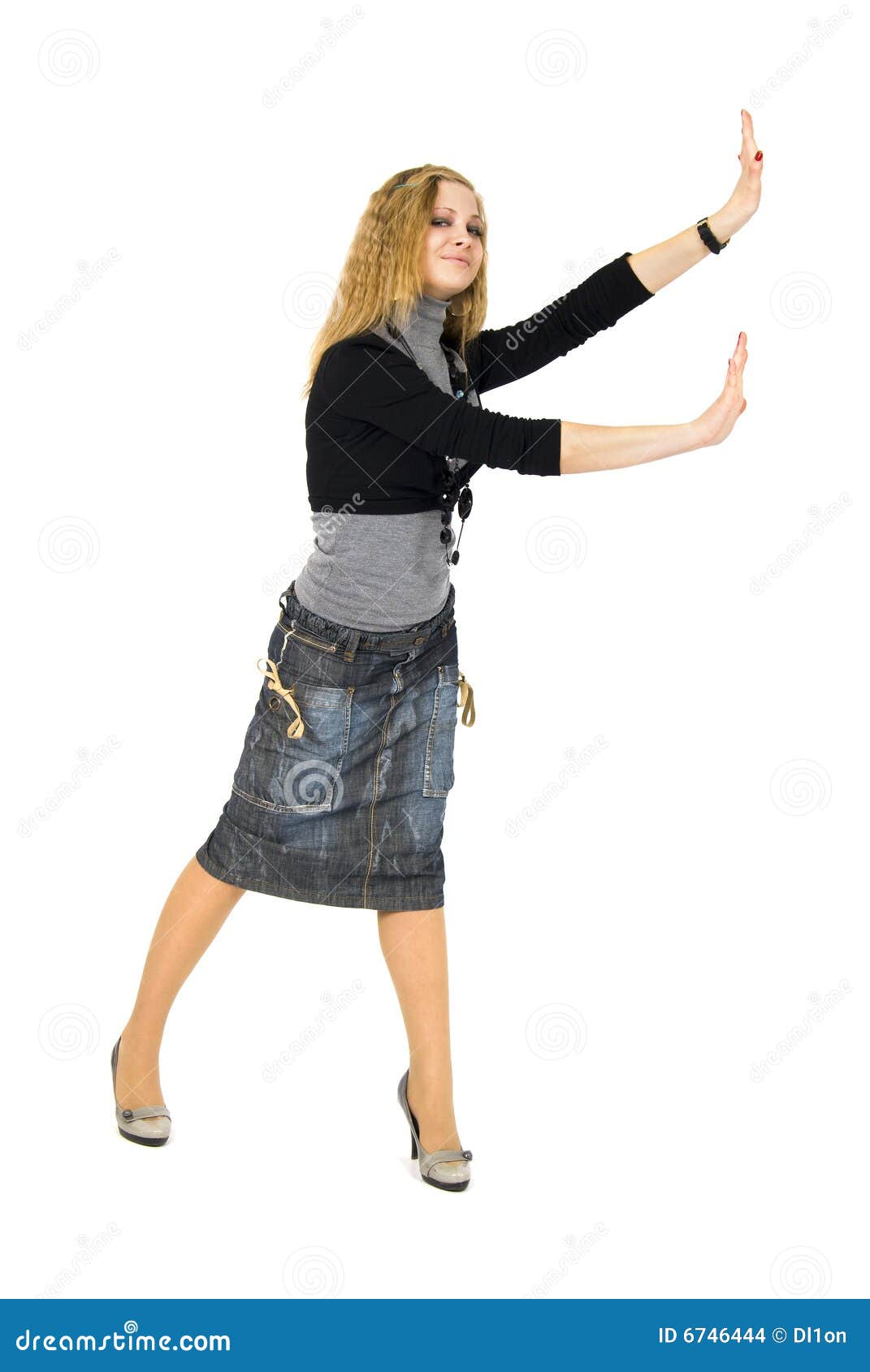 Chica, empujando a alguien foto de archivo. Imagen de color - 6746444, image size:1071x1690