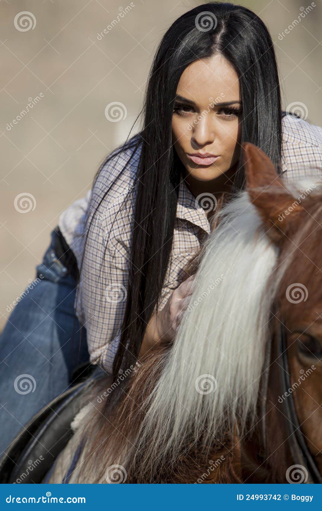 Muchacha en caballo. Chica joven en el caballo