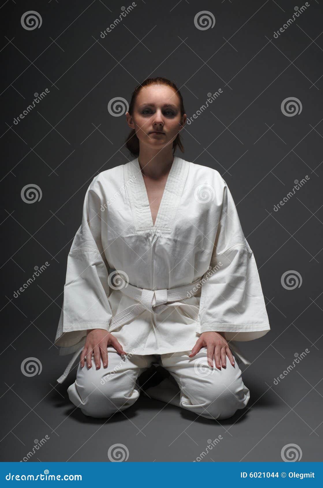 Muchacha En Kimono Blanco, Postura Tradicional Del Aikido Foto de archivo - Imagen de fondo, 6021044
