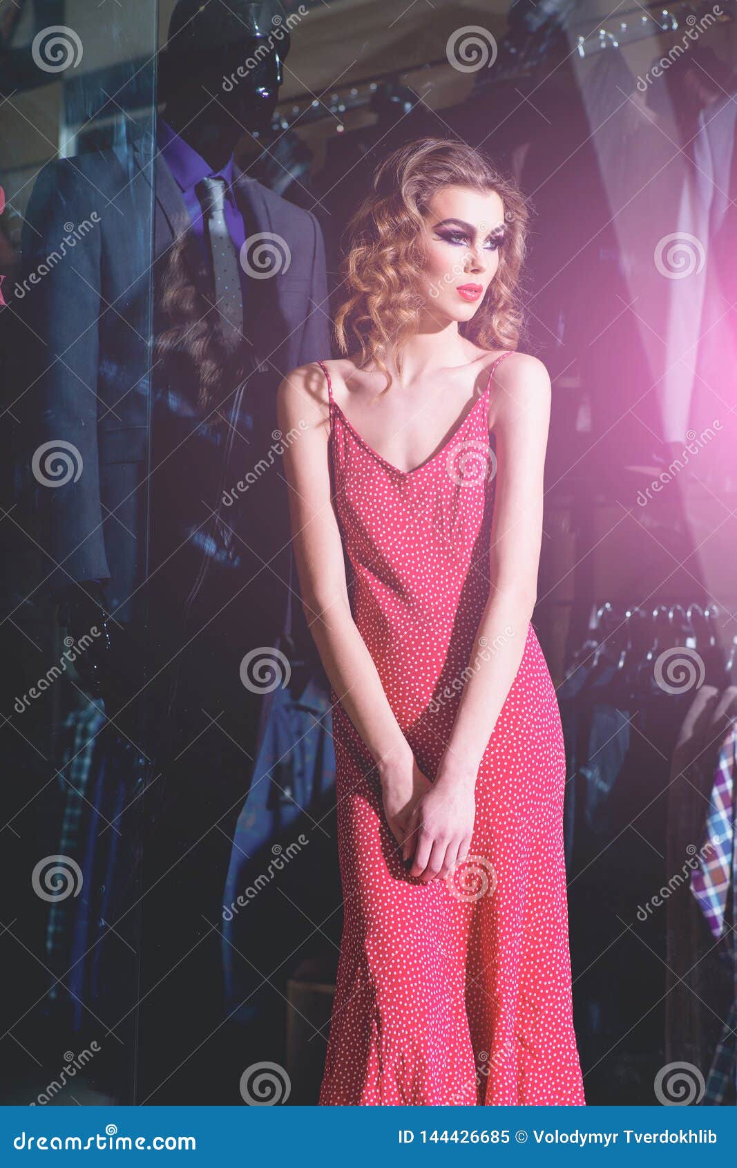 Muchacha En El Vestido Rojo, Maquillaje, Pelo Largo Con El Maniquí De La  Moda Imagen de archivo - Imagen de fashionable, compras: 144426685