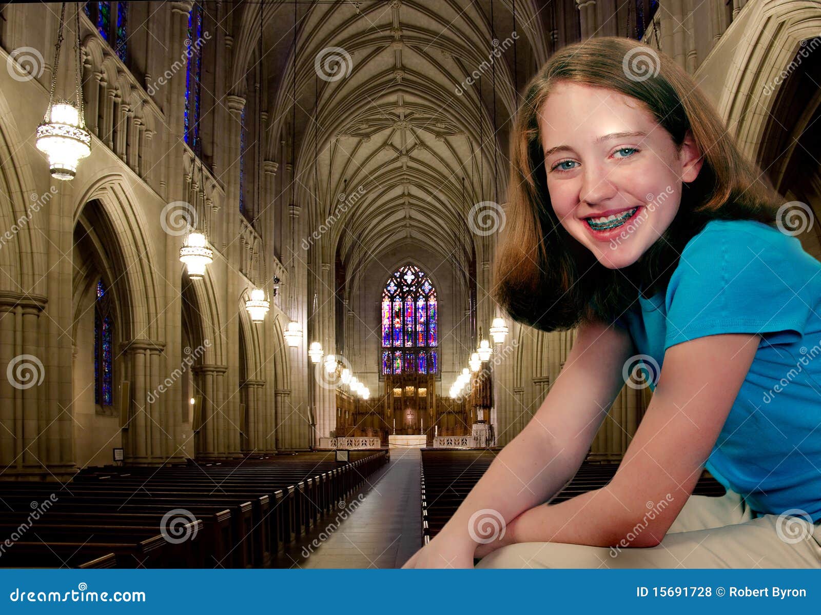 Muchacha en la iglesia. Una muchacha en una catedral medieval grande