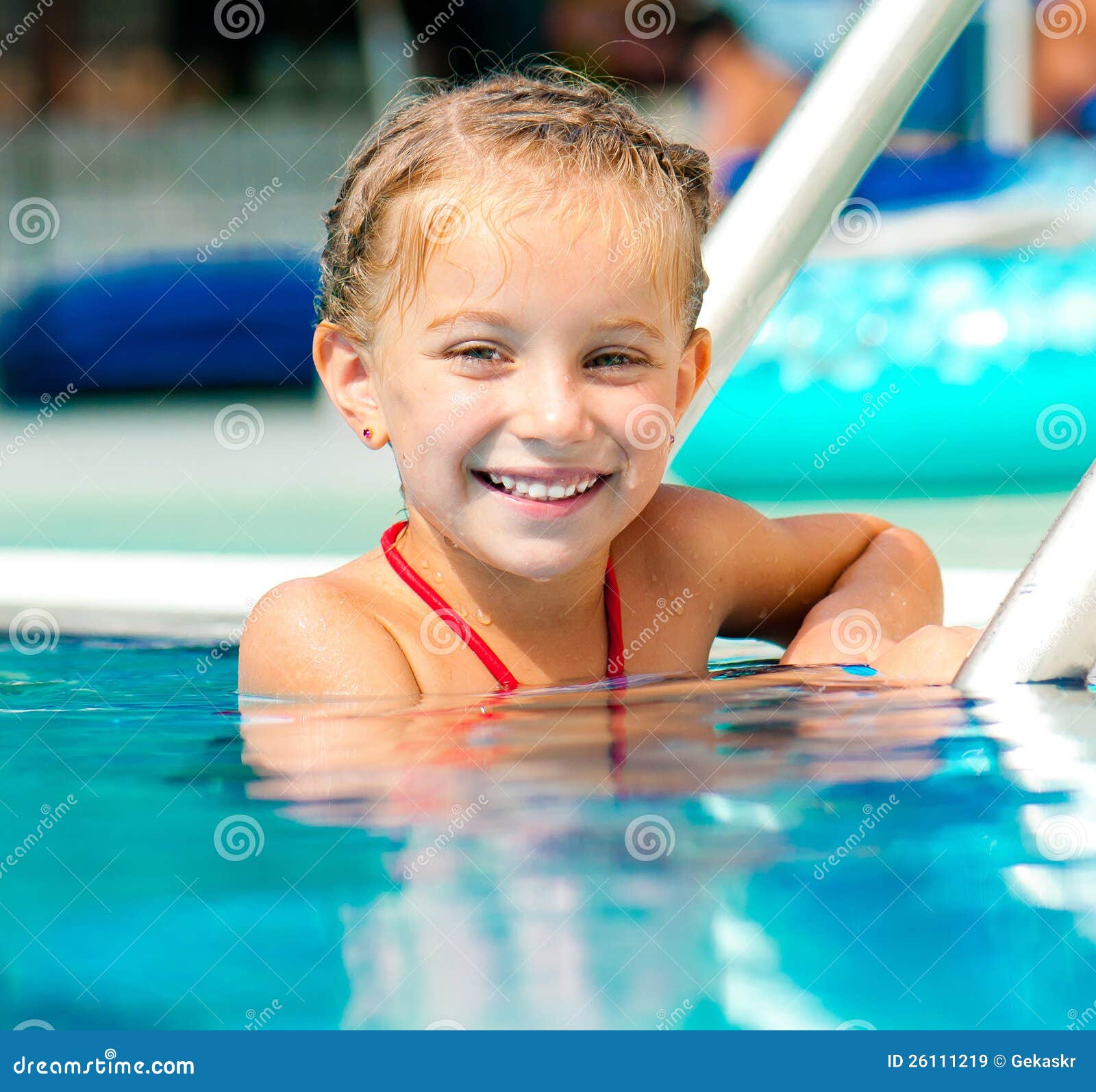 Muchacha En La Piscina Imagen De Archivo Imagen De Alegre 26111219