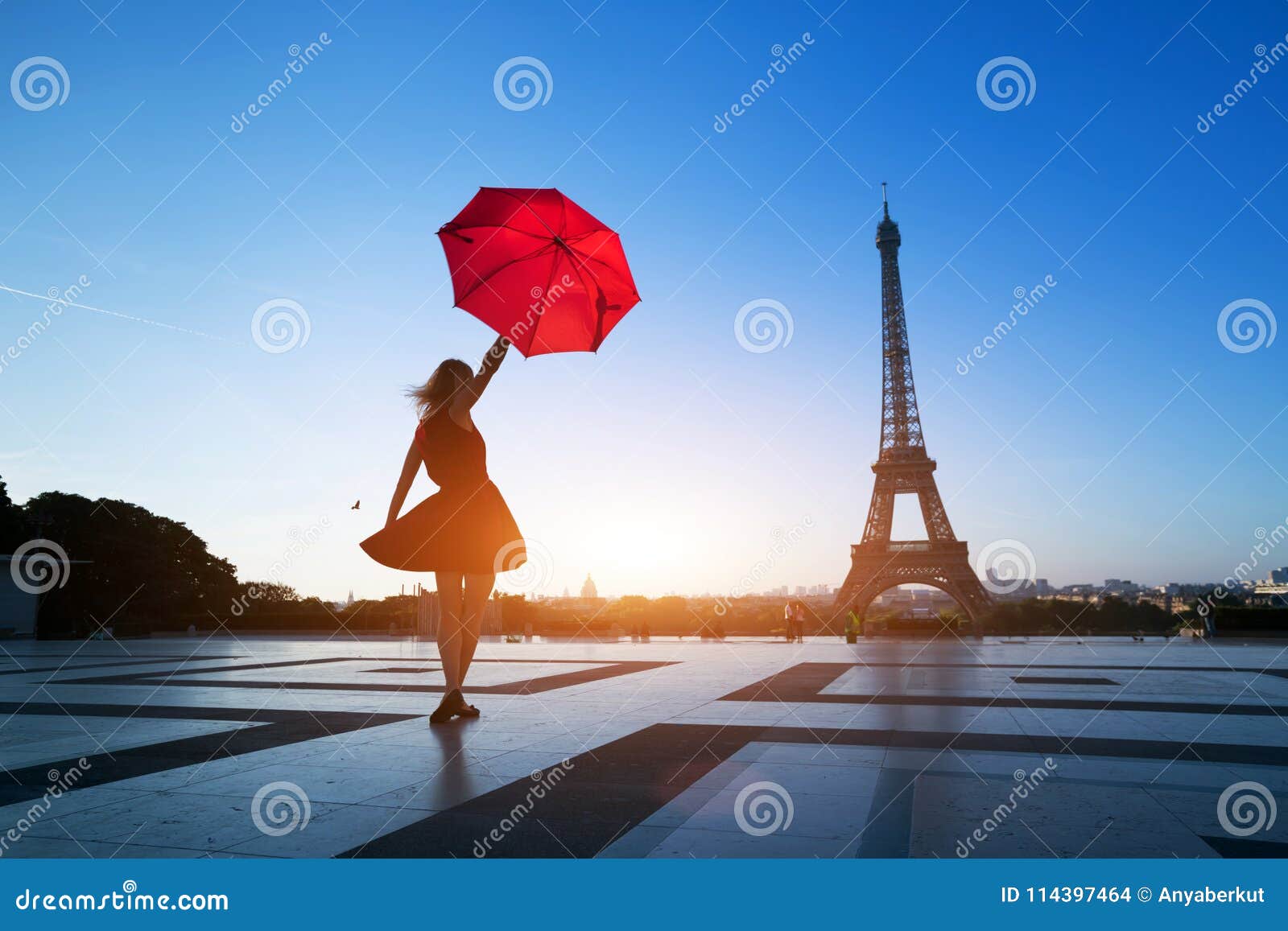 Muchacha Hermosa Con El Paraguas Rojo Cerca De La Torre Eiffel, París Foto  de archivo - Imagen de ciudad, elegante: 114397464