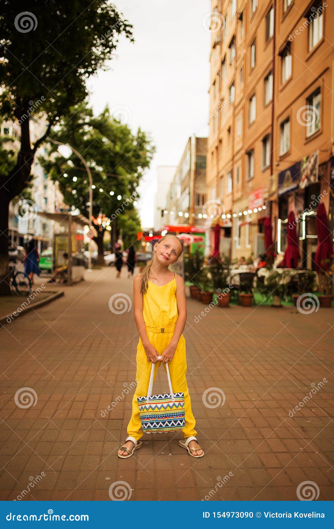 Muchacha Hermosa En La Ropa Amarilla Del Verano Para Un Paseo En La Ciudad  De Batumi Mujer Feliz Que Disfruta De Un Paseo En El B Foto de archivo -  Imagen de