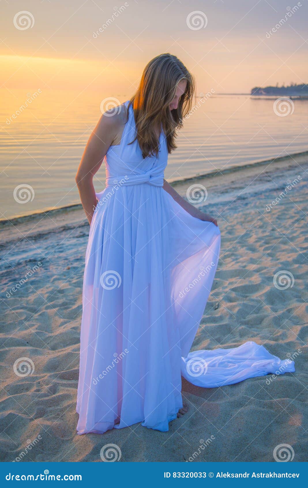 Muchacha Hermosa En Un Vestido Blanco Largo Que Camina En La Playa Imagen  de archivo - Imagen de arena, escarlata: 83320033