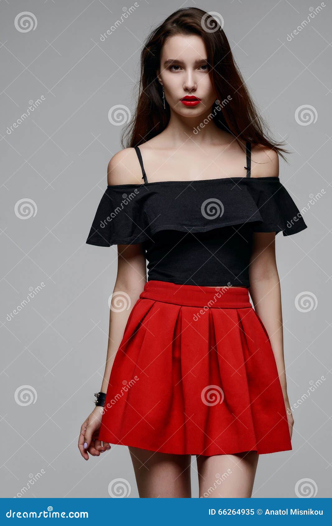 Muchacha Hermosa En Una Blusa Negra Y Una Roja Imagen de archivo - Imagen de estallido, 66264935