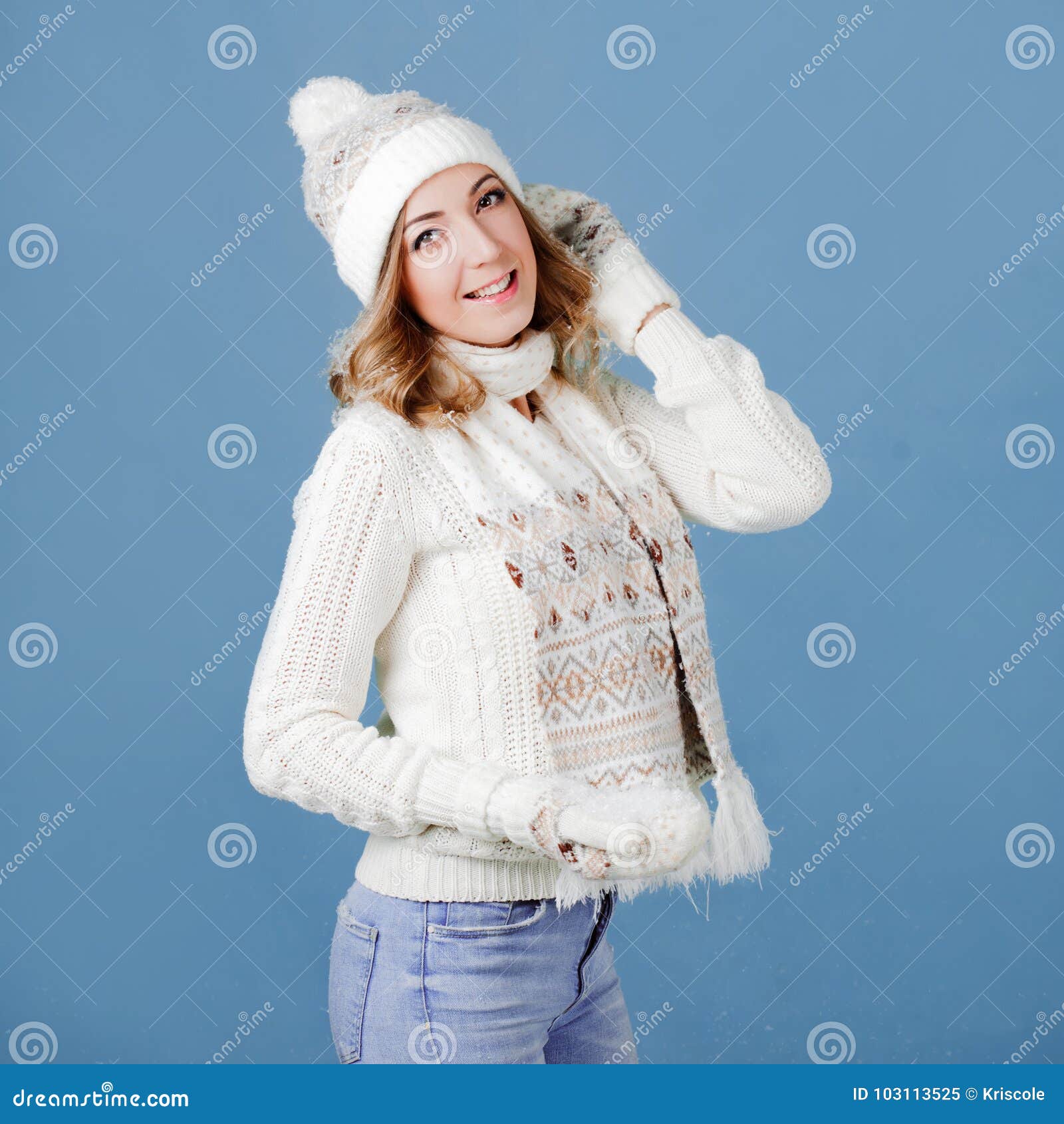 Muchacha Hermosa En Una Nube De La Nieve Mujer En Ropa De Lana Caliente  Imagen de archivo - Imagen de feliz, suéter: 103113525