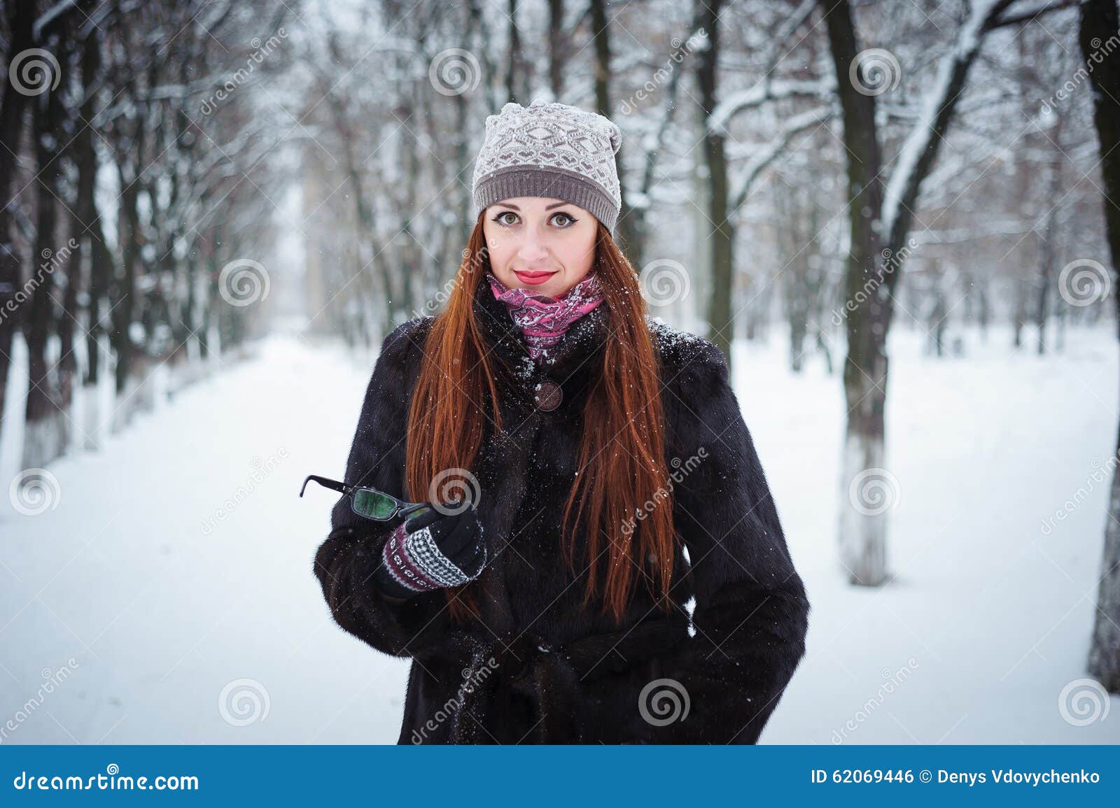 Retrato de una muchacha hermosa joven en el invierno Mujer del pelirrojo con el vidrio