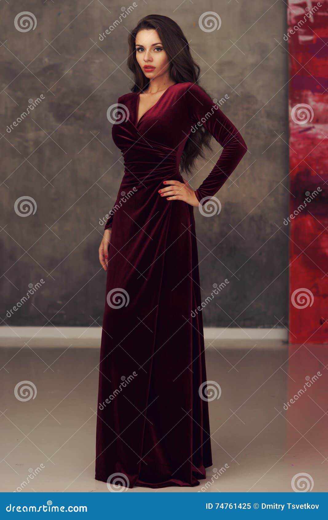 Imponente En Vestido Del Rojo Cereza Imagen de archivo - de elegante: