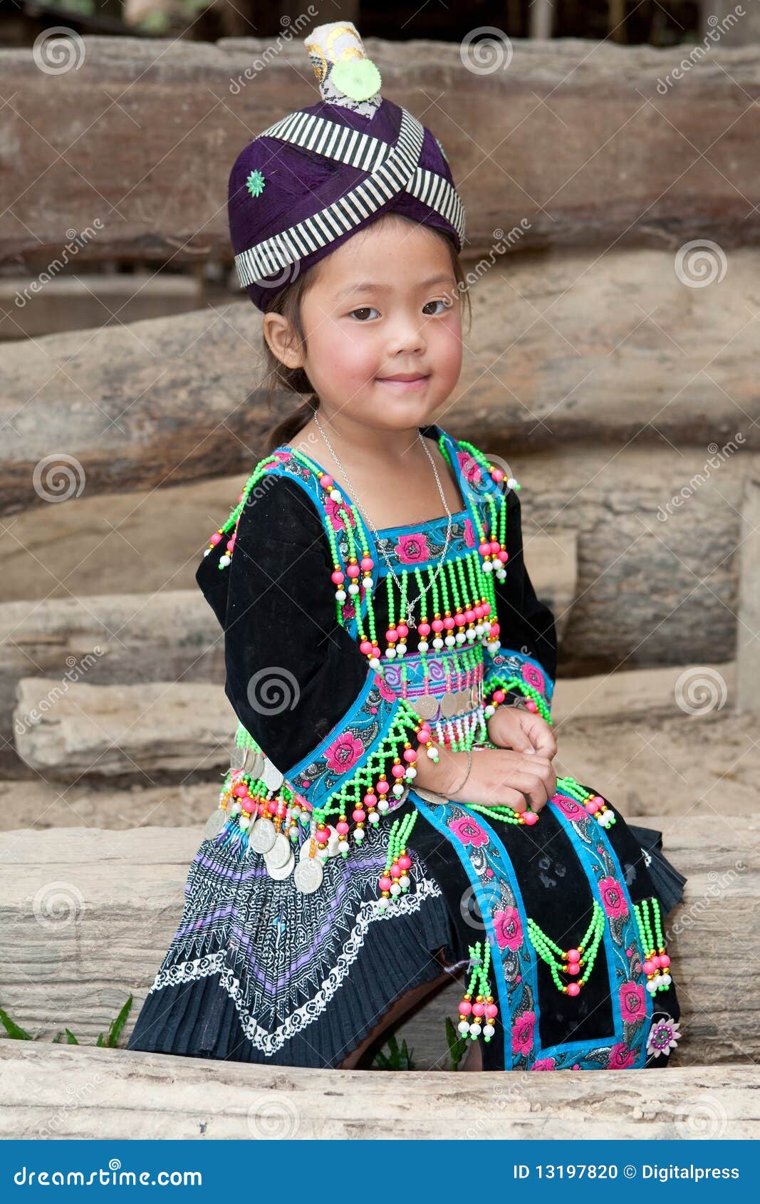 Bonita chica de Laos Hmong foto de archivo. Imagen de étnico - 13197820, image size:1067x1690