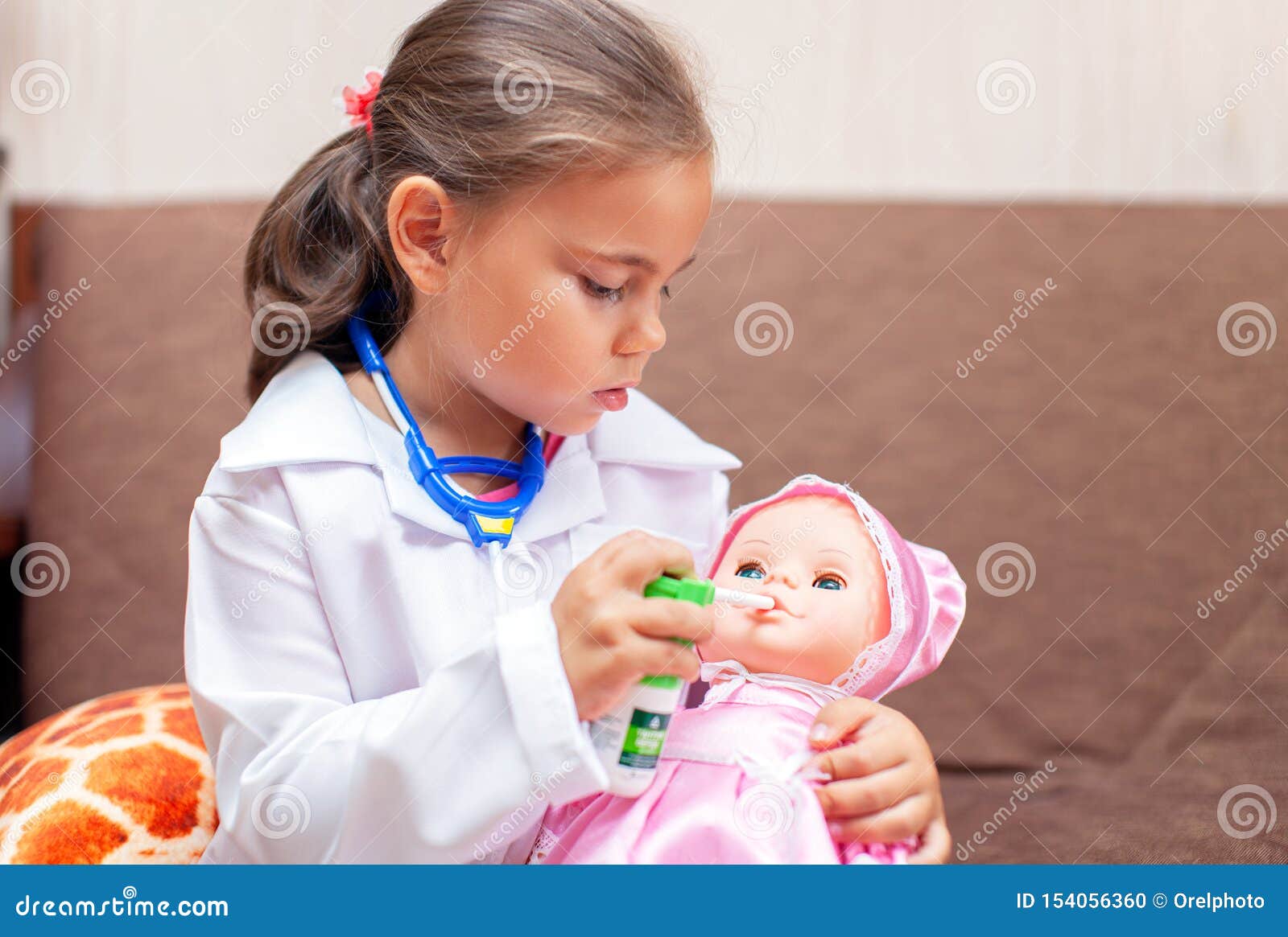 Muchacha Linda Del Niño Que Juega Al Doctor Con El Juguete De La Muñeca Foto de archivo - Imagen de juega, niño: 154056360