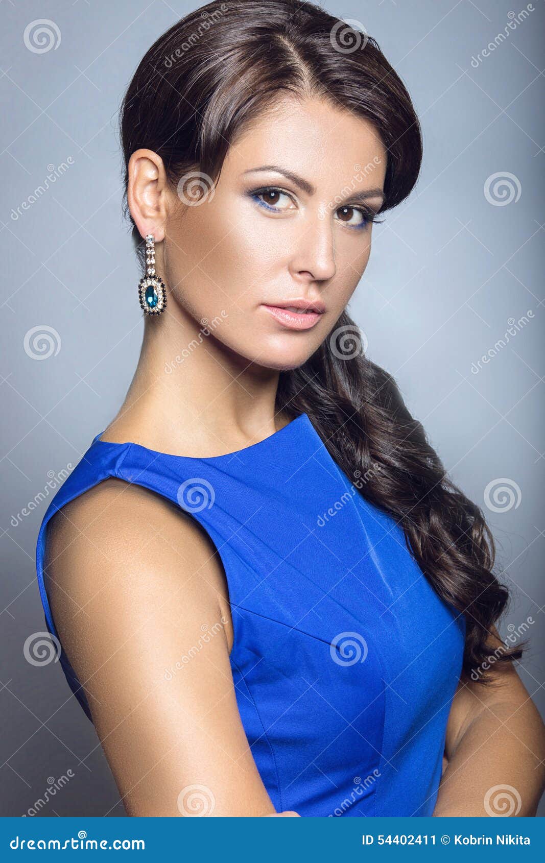 Muchacha Morena Hermosa En Un Vestido Azul Con Maquillaje De La Tarde Y Piel Perfecta Cara De La Belleza Imagen de archivo - Imagen de manera, modelo: 54402411 Muchacha Morena Hermosa En Un Vestido Azul Con Maquillaje De La Tarde Y Piel Perfecta Cara De La Belleza Imagen de archivo - Imagen de manera, modelo: 54402411