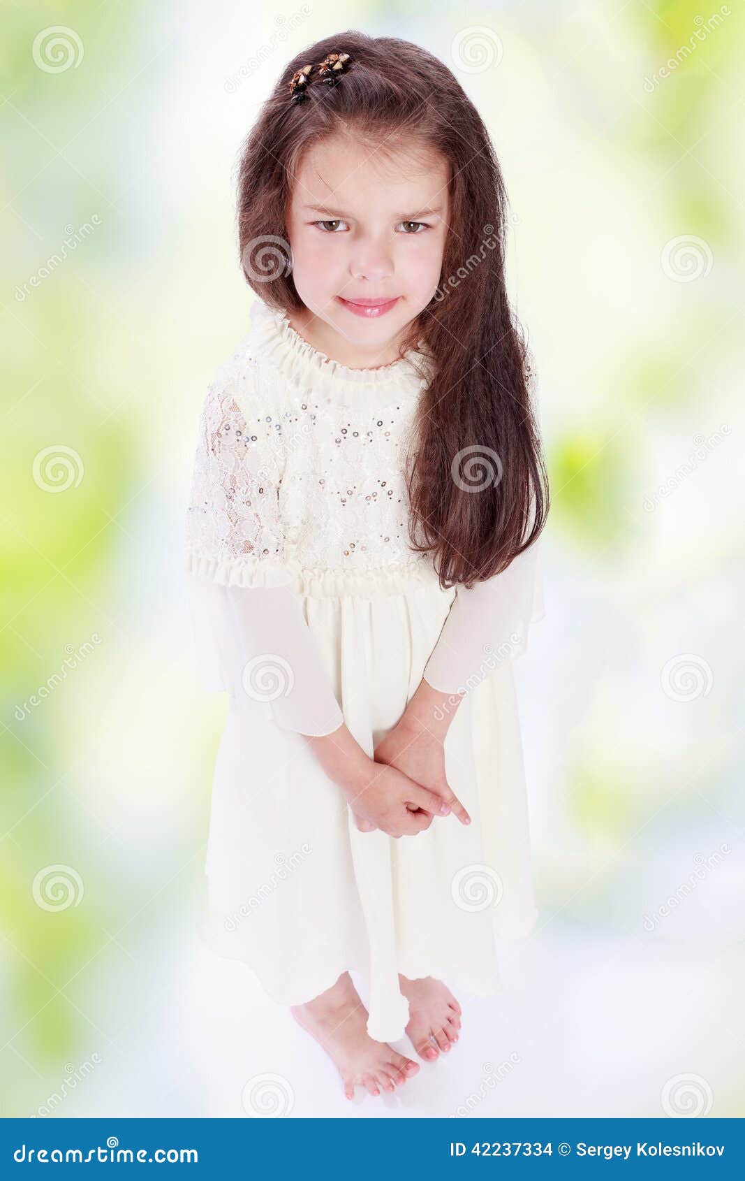 Muchacha Oscuro-cabelluda En Vestido Blanco Foto de archivo - Imagen de feliz, belleza: 42237334
