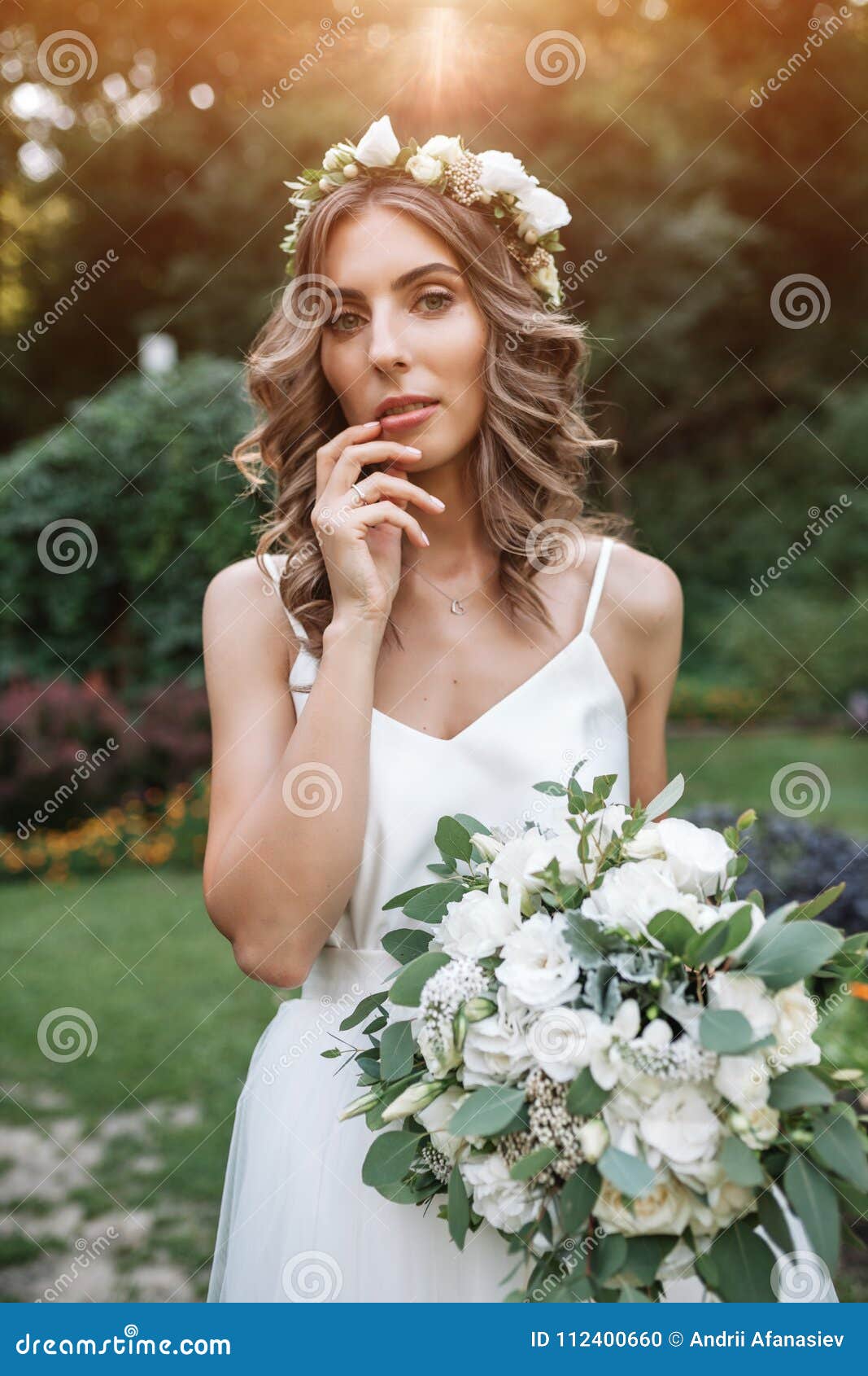 Muchacha Preciosa En El Vestido De Boda Que Sostiene Un Ramo De Flores  Blancas Foto de archivo - Imagen de novia, ceremonia: 112400660