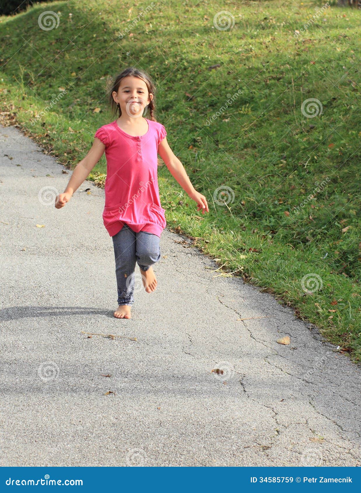 Muchacha Que Corre Descalzo Imagen de archivo Imagen de cabrito