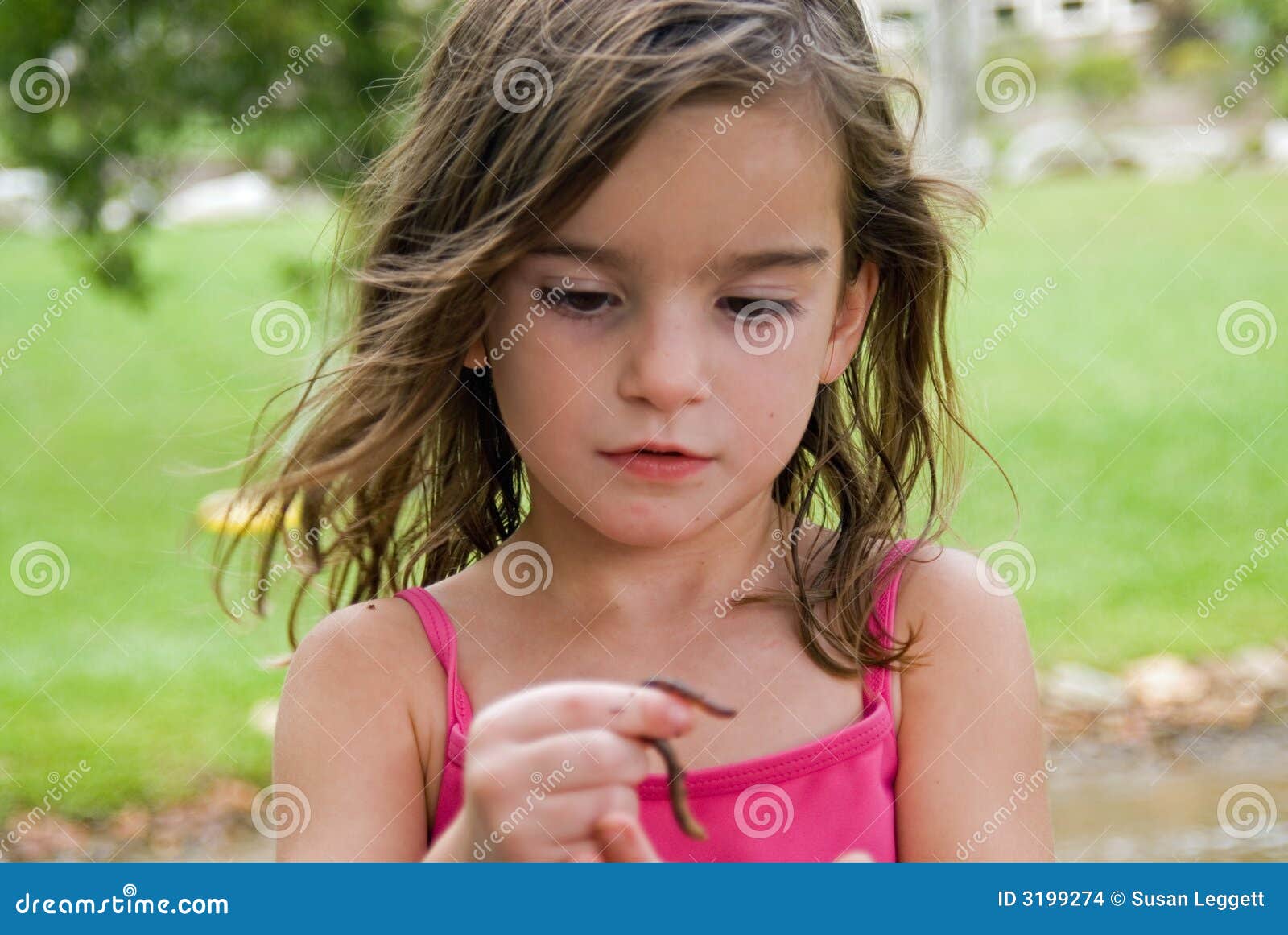 Muchacha Que Mira Un Gusano Foto de archivo Imagen de deporte