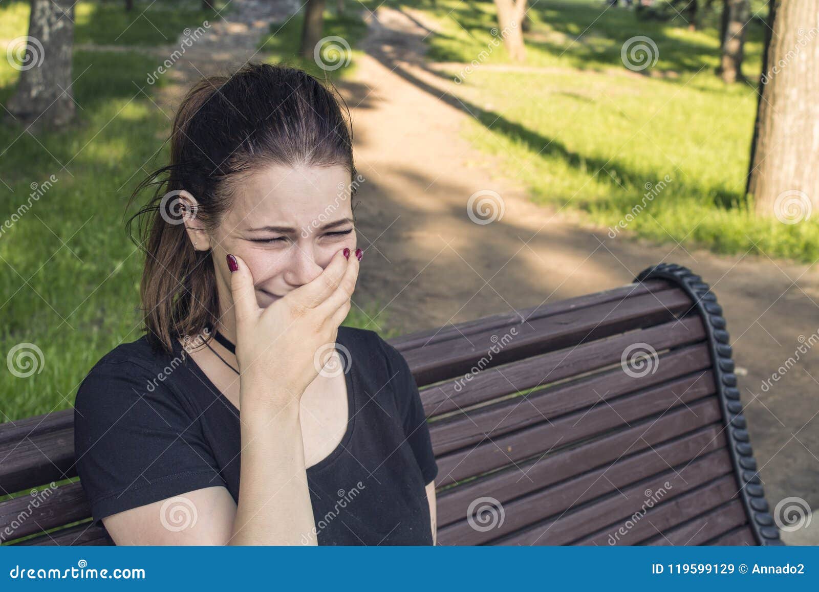Сидит какое лицо. Девушка плачет в парке. Девушка плачущая на скамейки. Девушка плачет на скамейке в парке. Девушка плачет на скамейке.