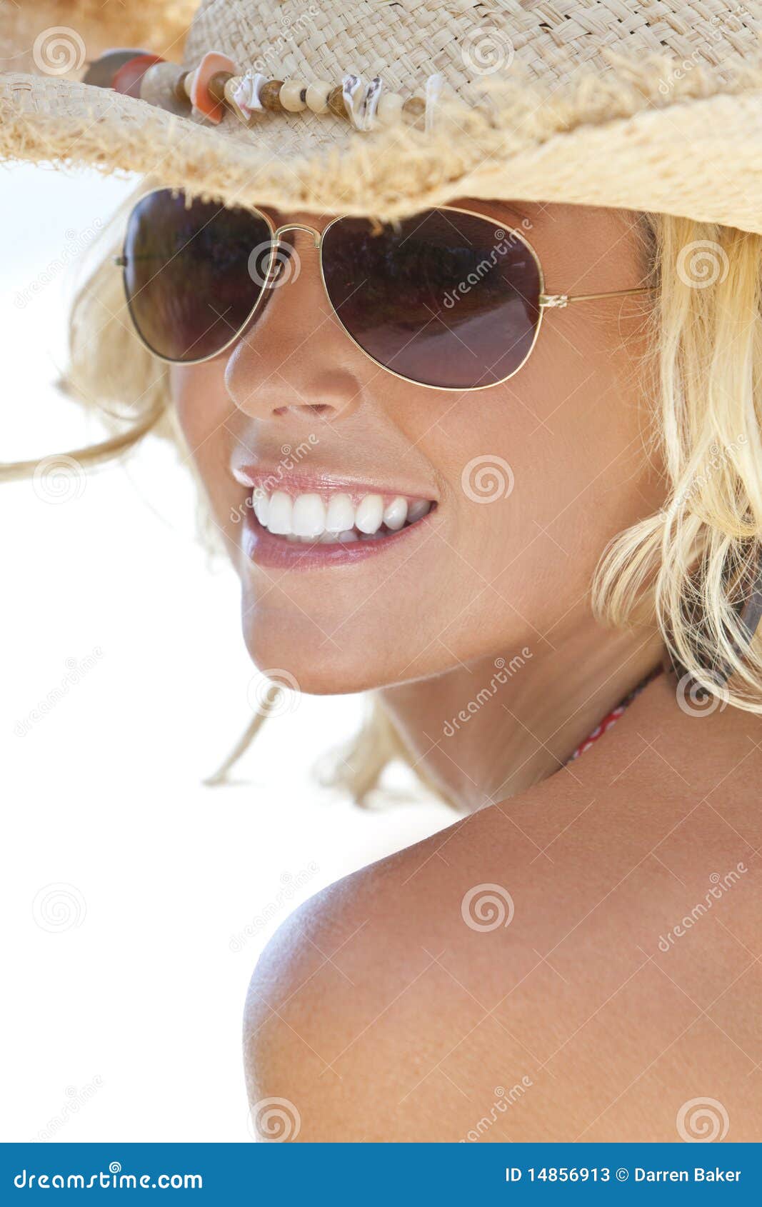 Muchacha rubia atractiva en gafas de sol del aviador y sombrero de vaquero. Mujer rubia joven imponentemente hermosa y atractiva en sombrero de vaquero de la paja y gafas de sol