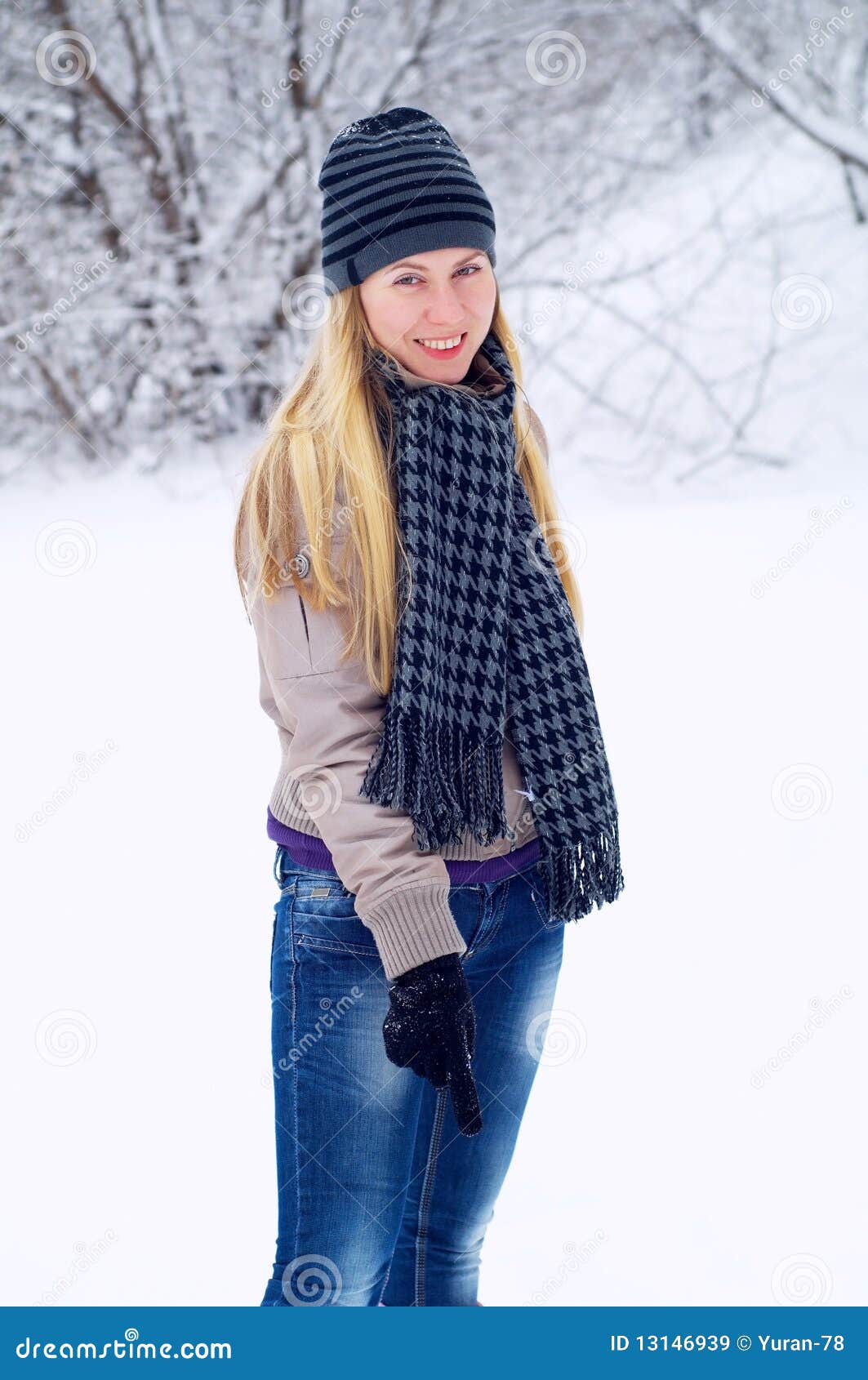 Muchacha sonriente feliz en invierno. Muchacha rubia sonriente feliz joven al aire libre en invierno