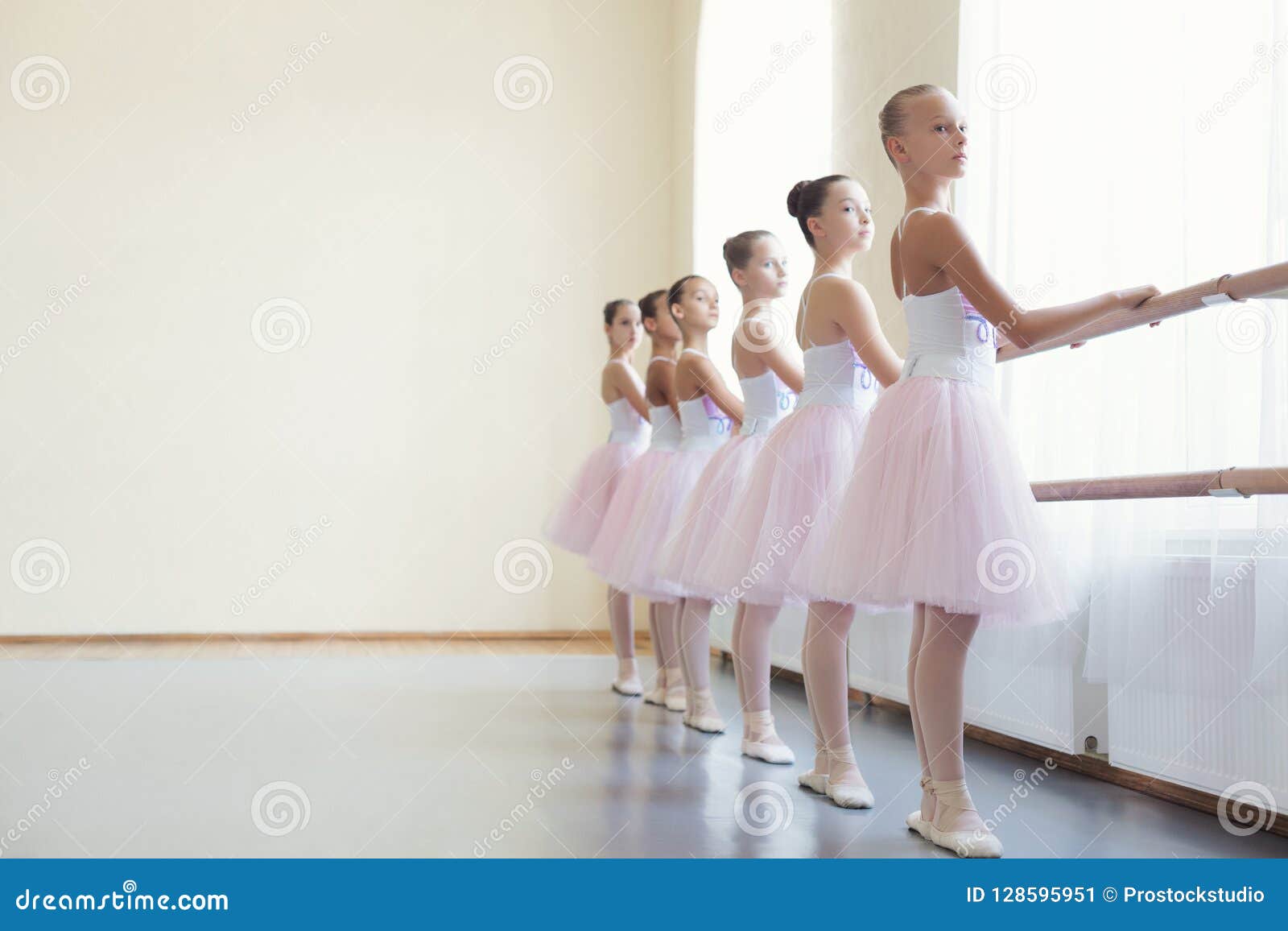 Niñas Que Bailan Ballet En Estudio Foto de archivo - Imagen de hembra,  ejercicio: 106340854