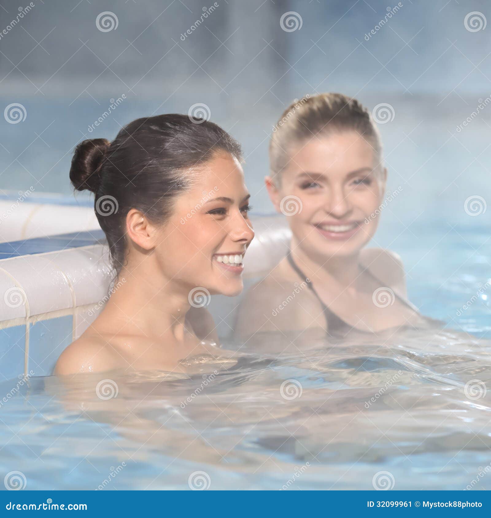 Muchachas En Jacuzzi Imagen De Archivo Imagen De Belleza 32099961