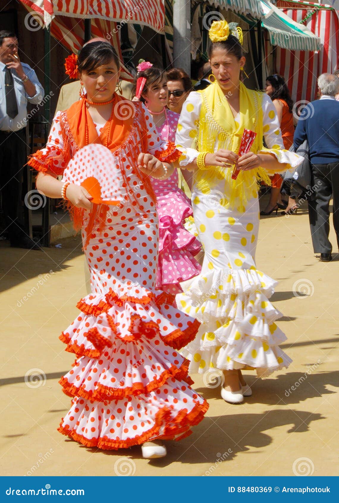 Disparates morir Oferta Muchachas Españolas En Los Vestidos Del Flamenco, Sevilla Imagen de archivo  editorial - Imagen de alineada, resorte: 88480369